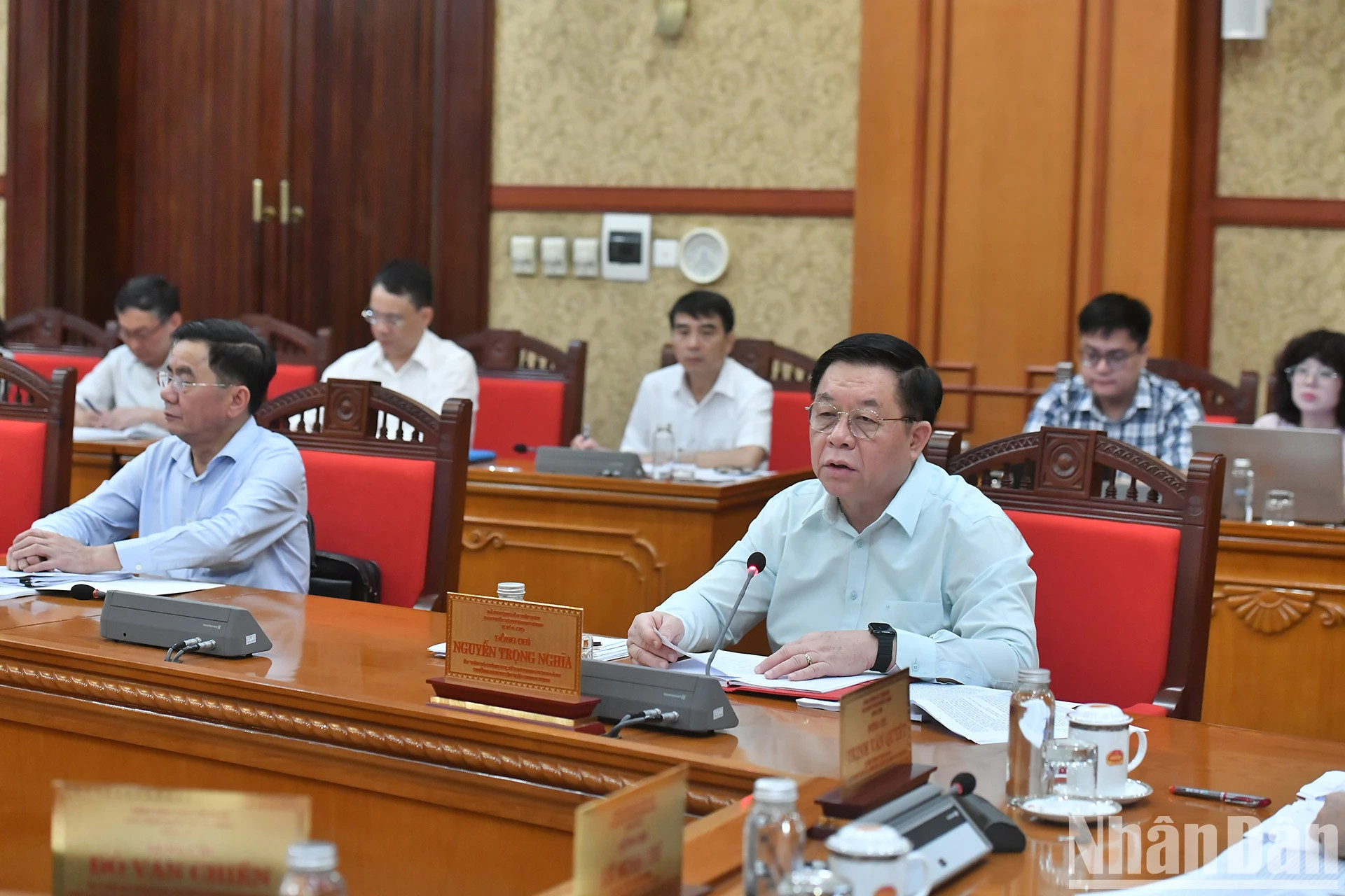 越共中央宣教部部长阮重义在会上发表讲话。 越共中央宣教部部长阮重义在会上发表讲话。