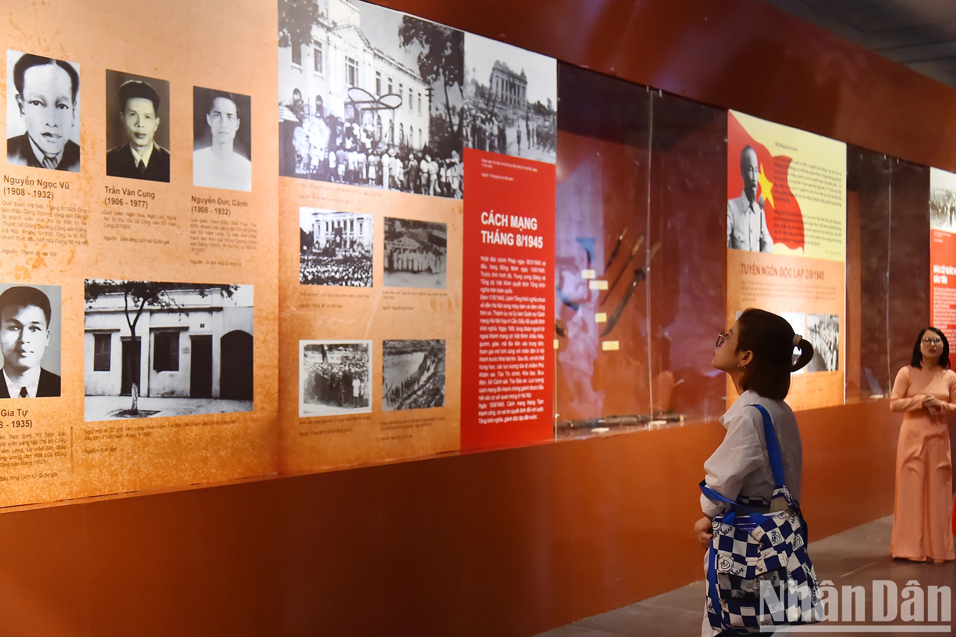 人民参观展览。 人民参观展览。