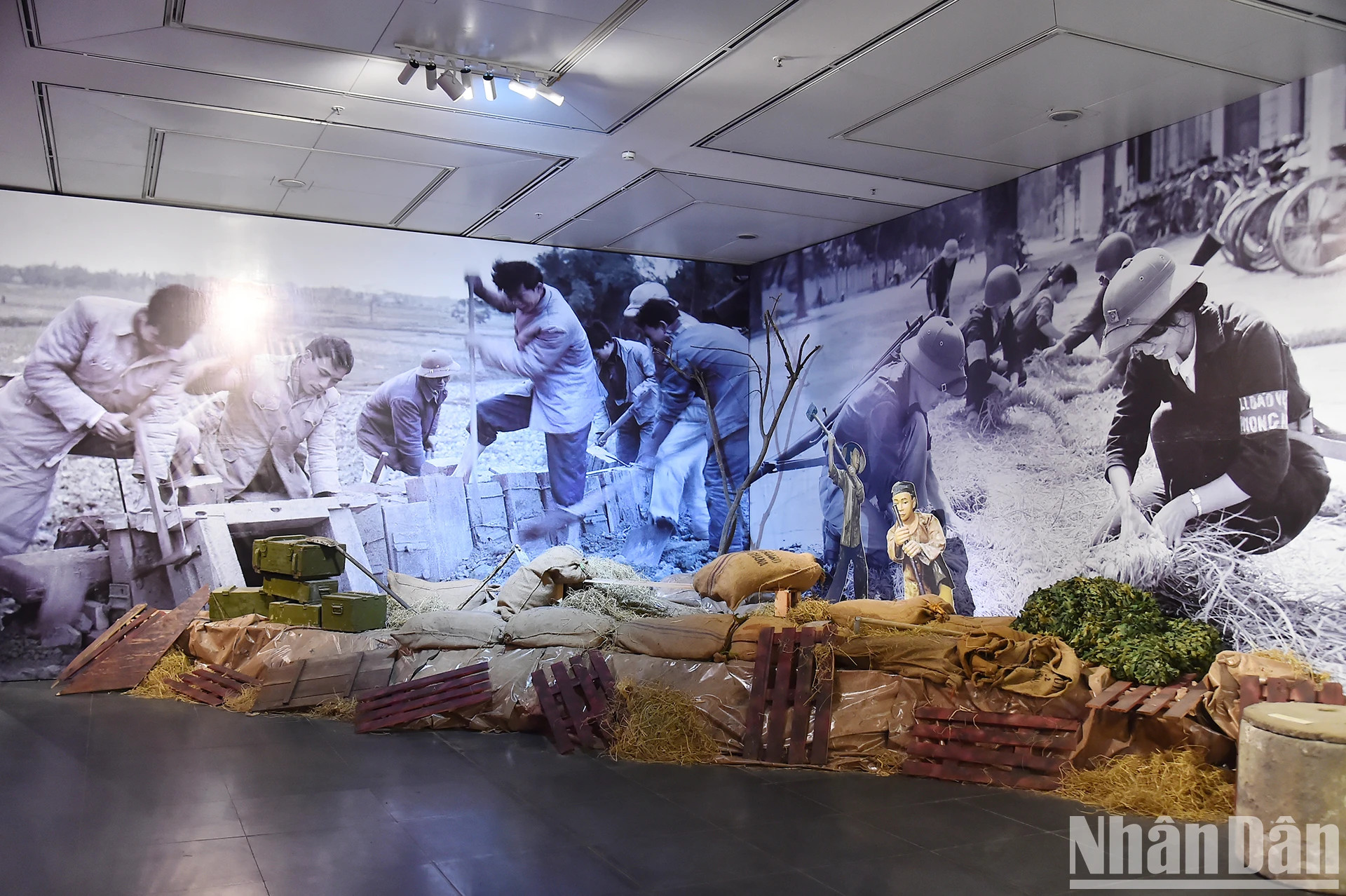 展览空间内复原了河内军民抗战时期的街垒。 展览空间内复原了河内军民抗战时期的街垒。