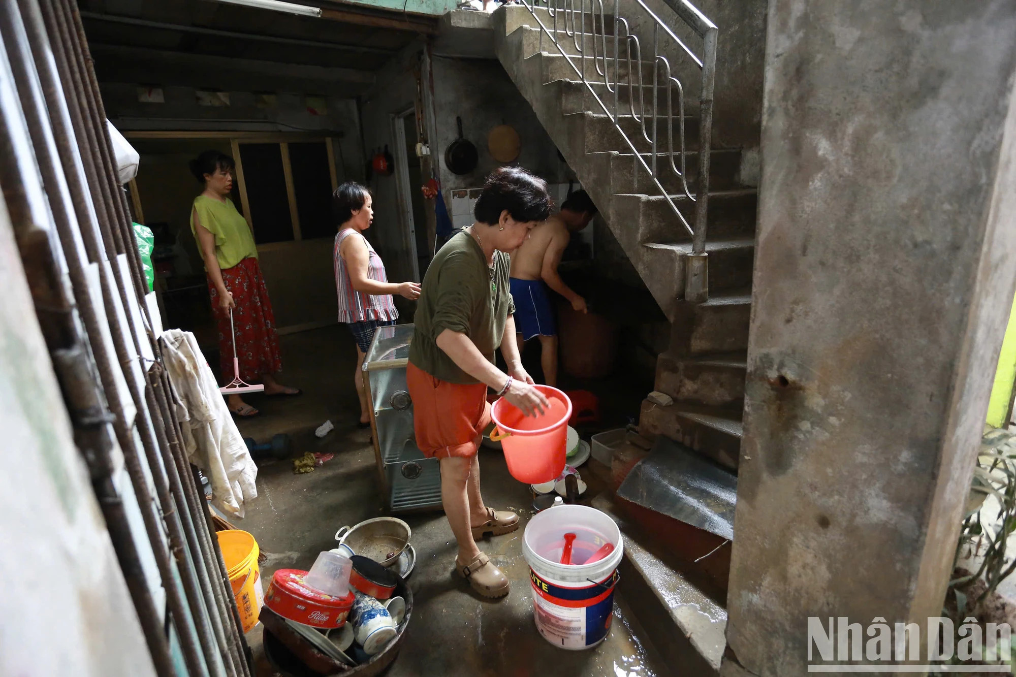 居民清理房屋,为正常生活做好准备。 居民清理房屋,为正常生活做好准备。