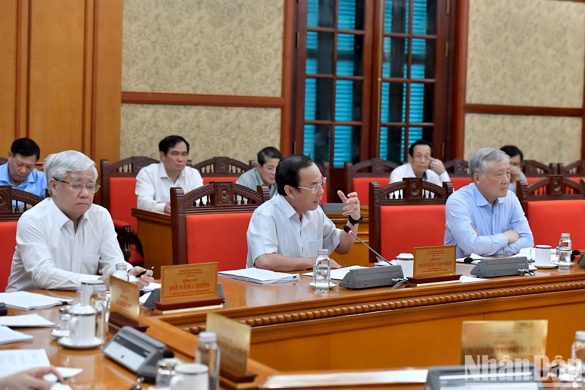 党、国家领导出席会议。