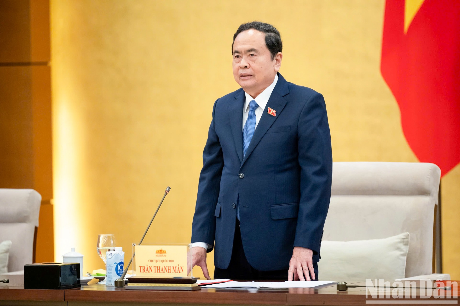 越南国会主席陈青敏在会上发表讲话。