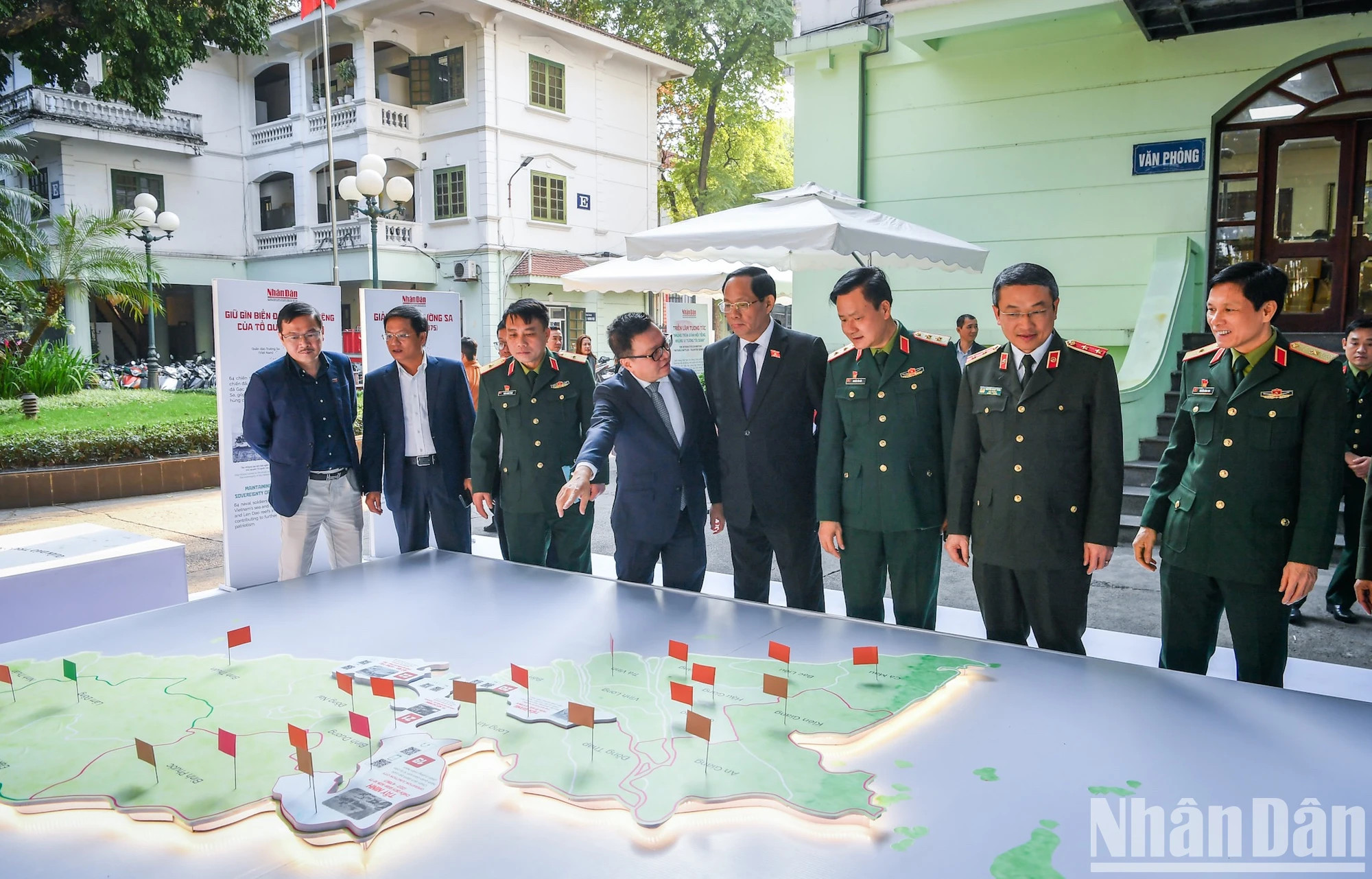 各位代表参观展览。 各位代表参观展览。