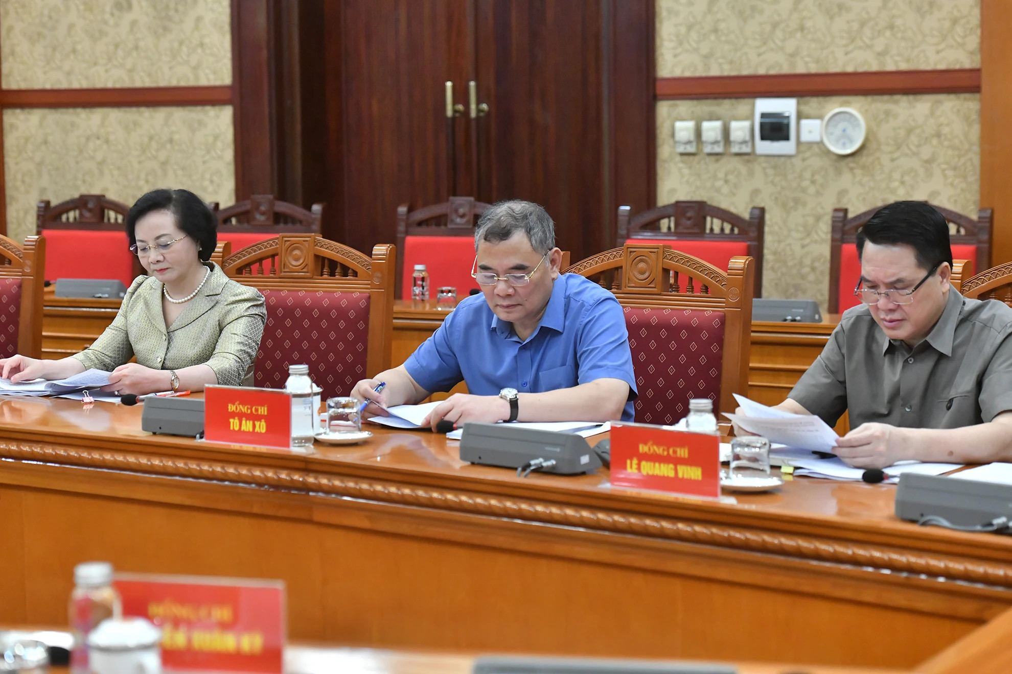 各位领导出席会议。