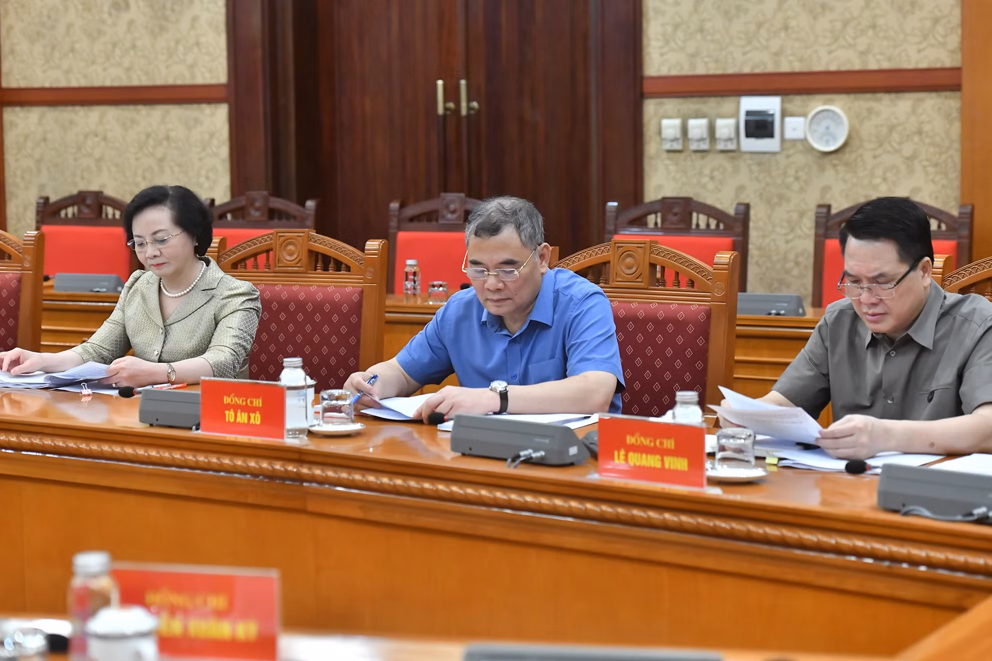 各位领导出席会议。