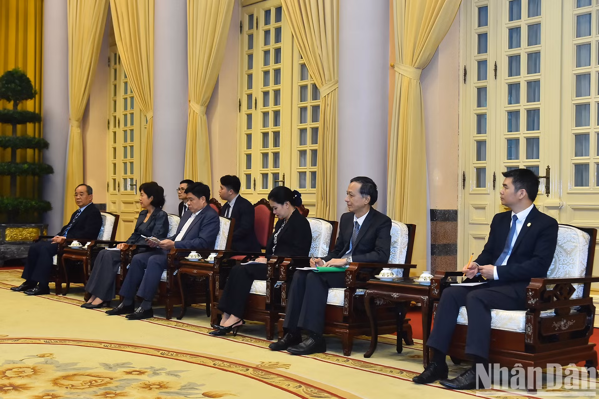 越南代表团成员出席会见。