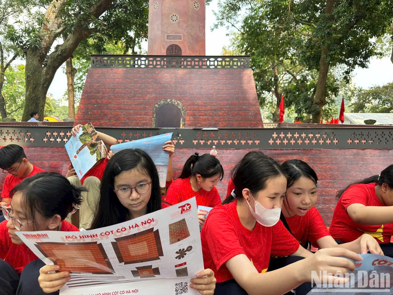 许多人认为,由《人民报》社举办的河内旗台互动展览为公众,特别是年轻公众,提供了一种有吸引力的新方式来了解历史。 许多人认为,由《人民报》社举办的河内旗台互动展览为公众,特别是年轻公众,提供了一种有吸引力的新方式来了解历史。