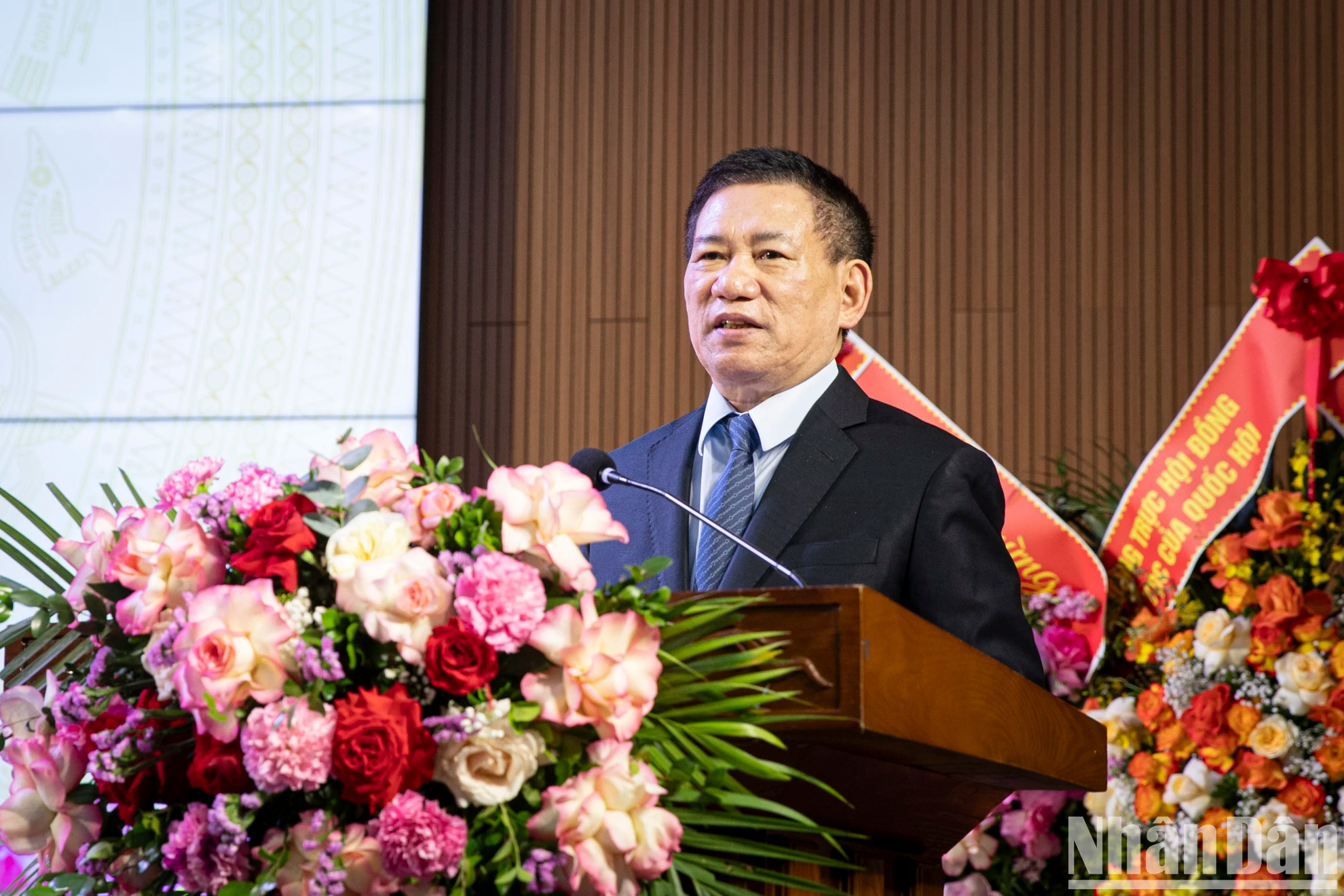 越南政府副总理、财政部长胡德福表彰该校历代师生所取得的成就。