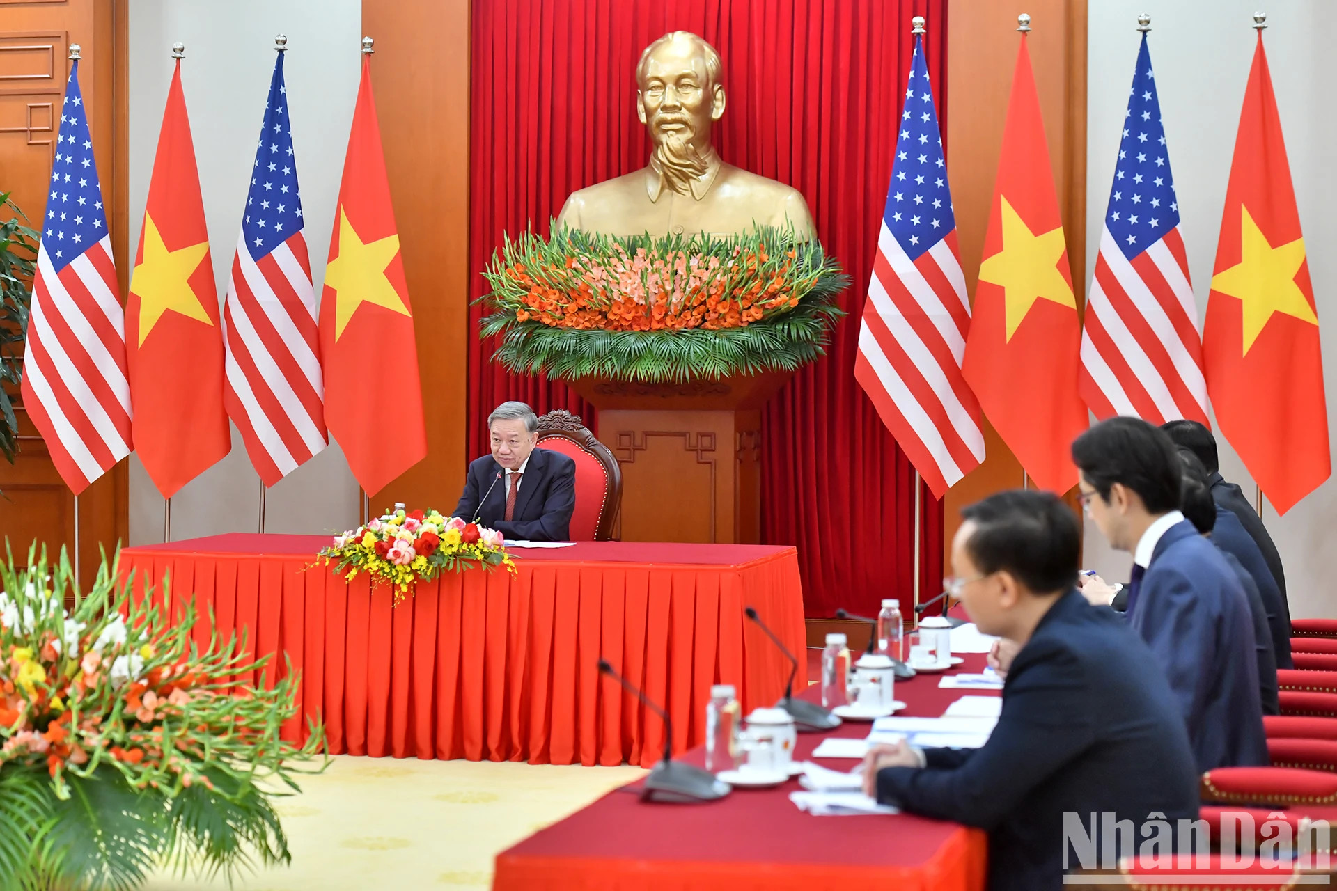 越共中央总书记苏林与美国新任总统特朗普通电话。