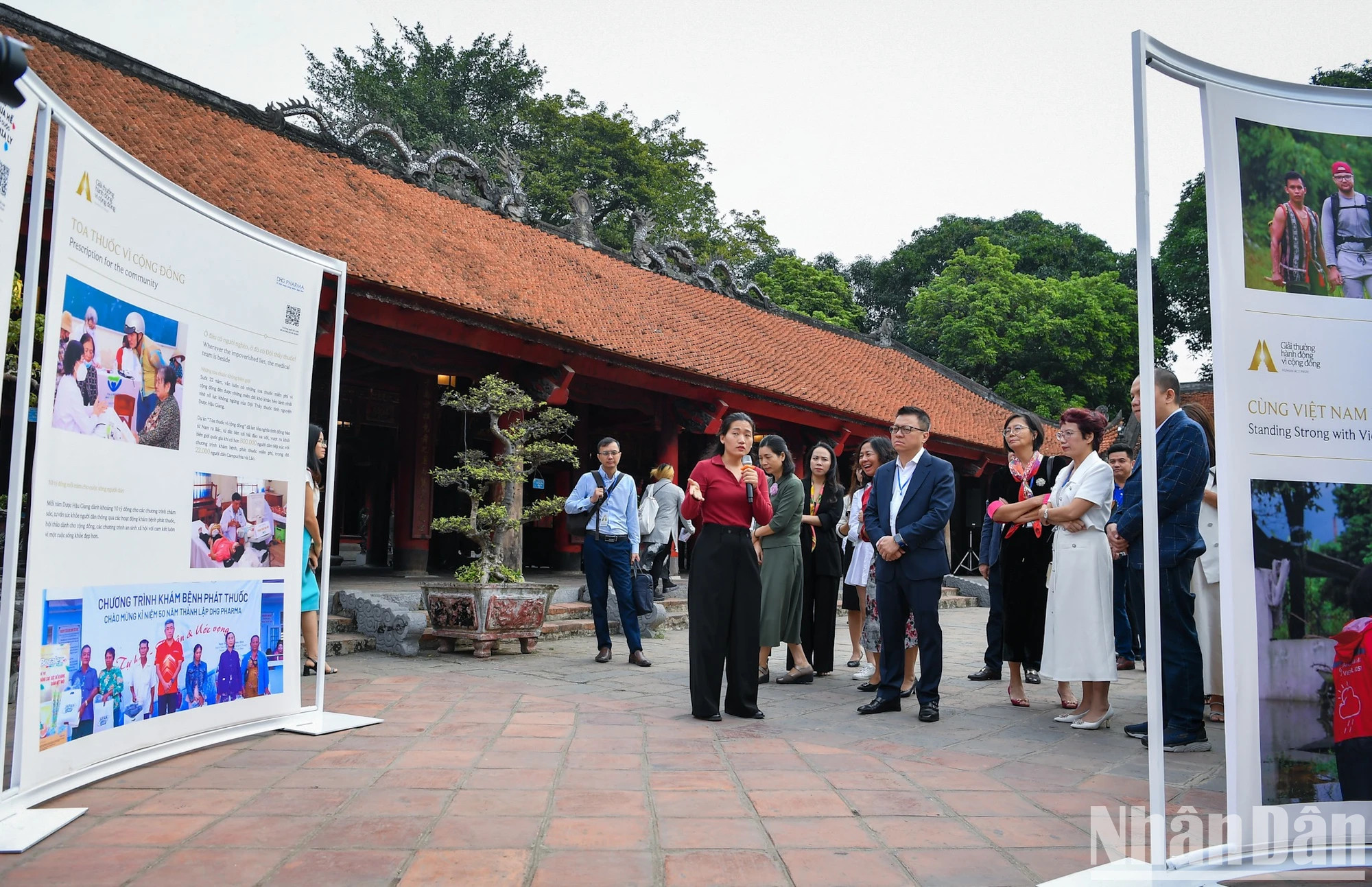 向代表们介绍了展览空间的每个具体主题。 向代表们介绍了展览空间的每个具体主题。