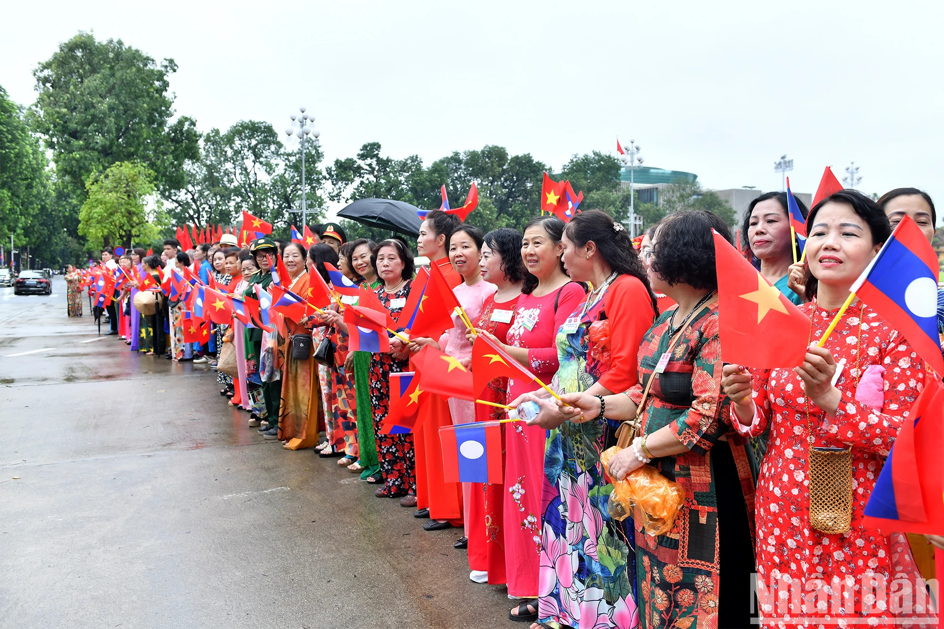 许多河内首都人民前来欢迎通伦·西苏里总书记、国家主席。 许多河内首都人民前来欢迎通伦·西苏里总书记、国家主席。
