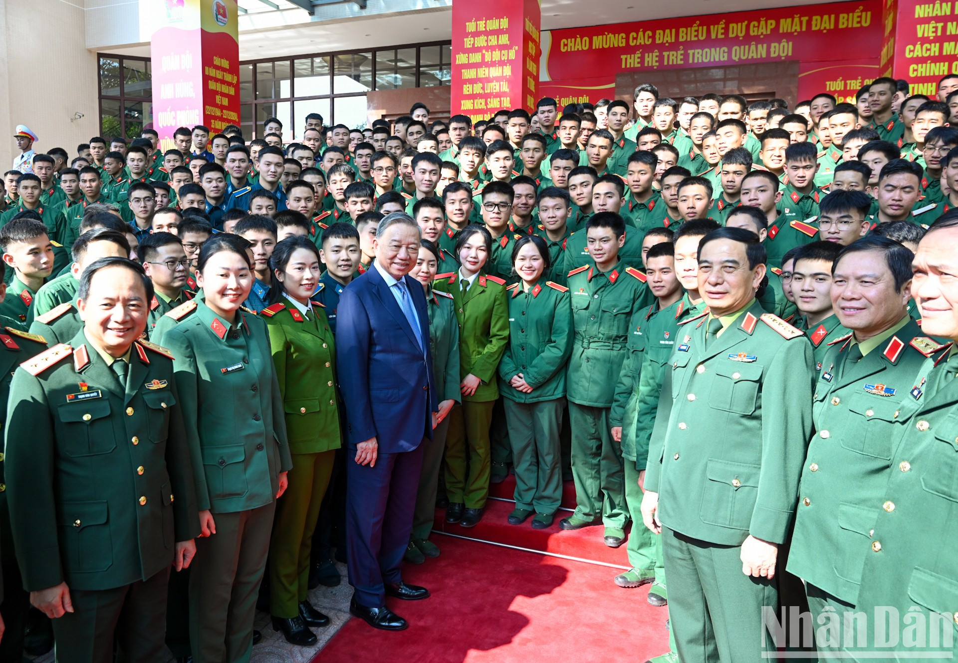 苏林总书记与国防部领导和各位代表。