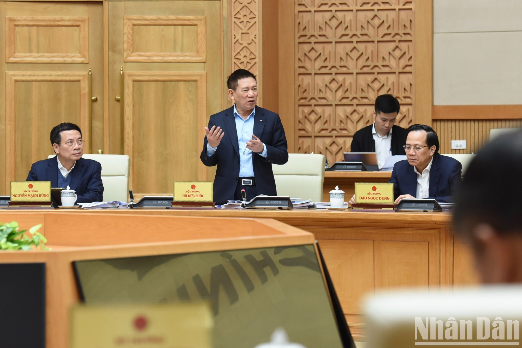 越南财政部长胡德福在会上发表讲话。