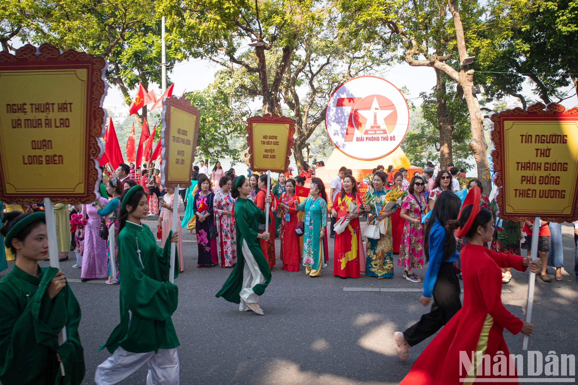 “和平文化节”也是代表首都30个郡县的艺术家和民众交流的最大聚集地。 “和平文化节”也是代表首都30个郡县的艺术家和民众交流的最大聚集地。