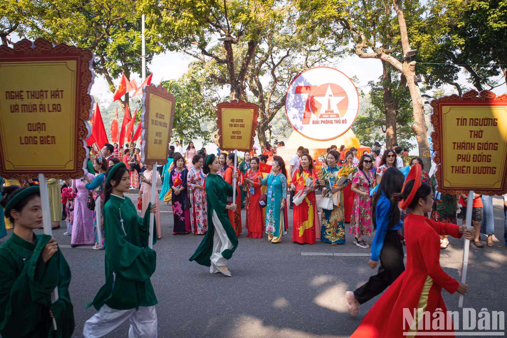 “和平文化节”也是代表首都30个郡县的艺术家和民众交流的最大聚集地。 “和平文化节”也是代表首都30个郡县的艺术家和民众交流的最大聚集地。