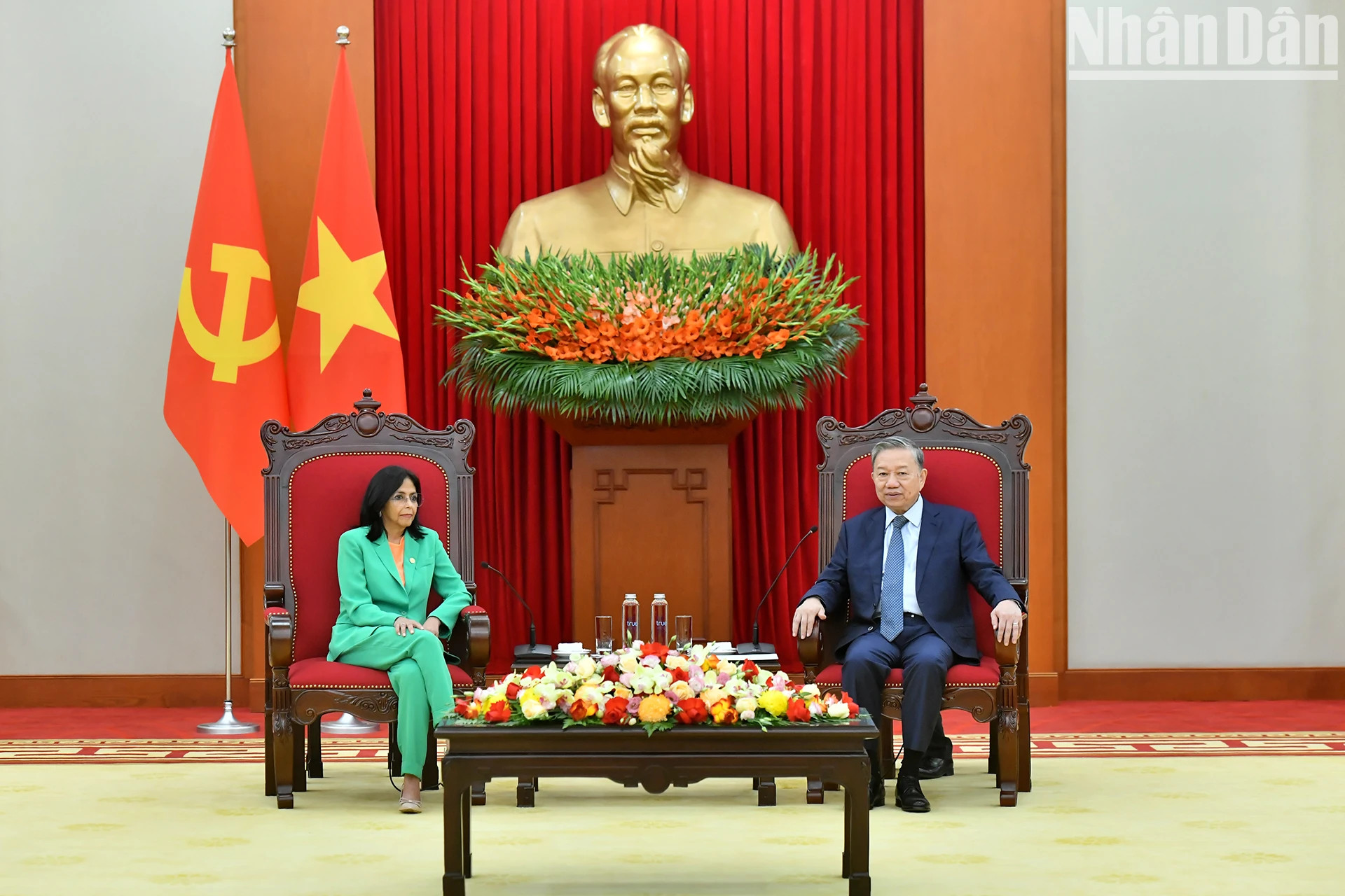 越共中央总书记苏林会见委内瑞拉执行副总统德尔西·罗德里格斯。