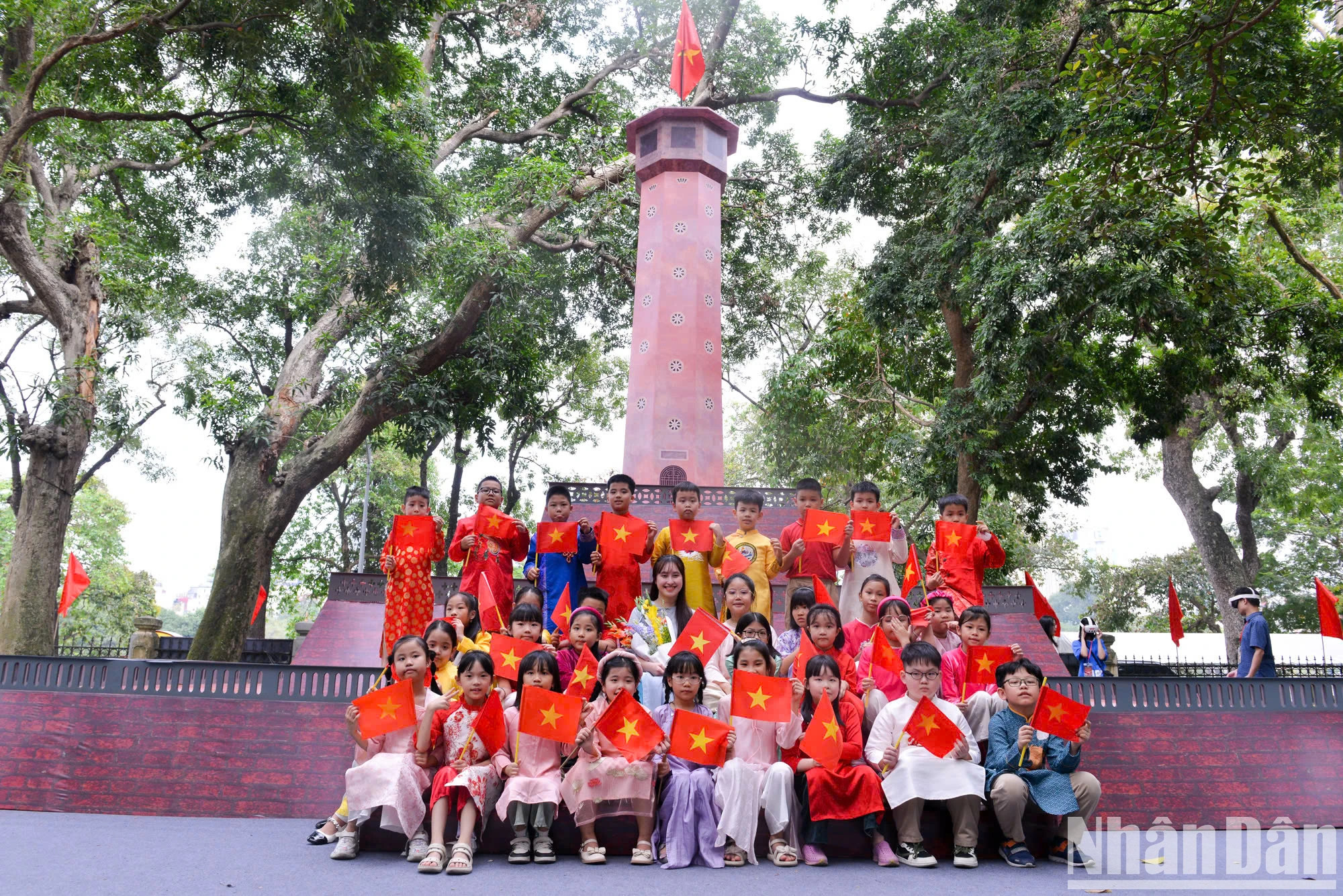 该展览于2024年10月9日至13日在《人民报》社总部(河内市鼓行街71号)向参观者免费开放。 该展览于2024年10月9日至13日在《人民报》社总部(河内市鼓行街71号)向参观者免费开放。