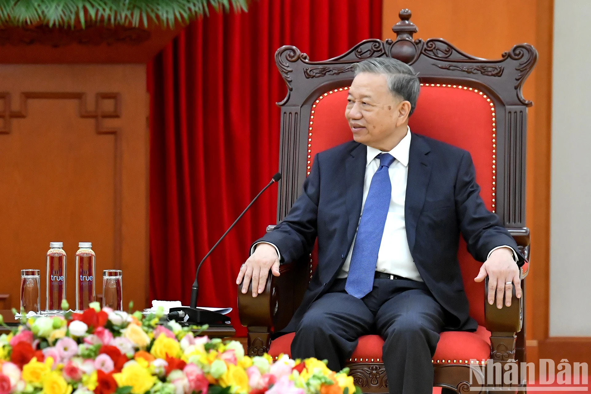 苏林总书记在会上发表讲话。