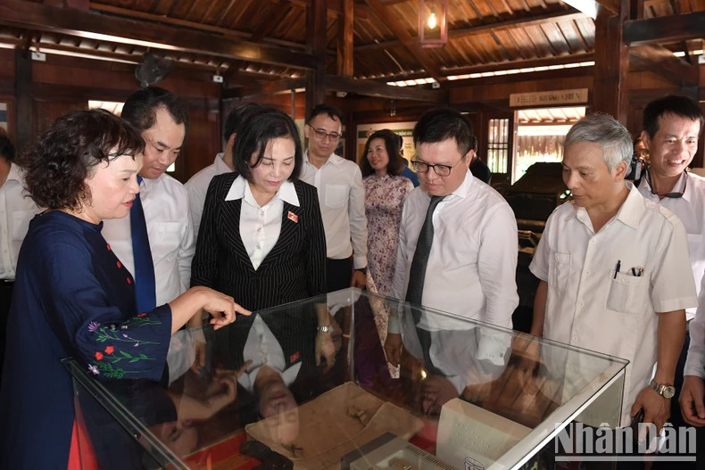 各位代表参观在遗迹区的展示空间。