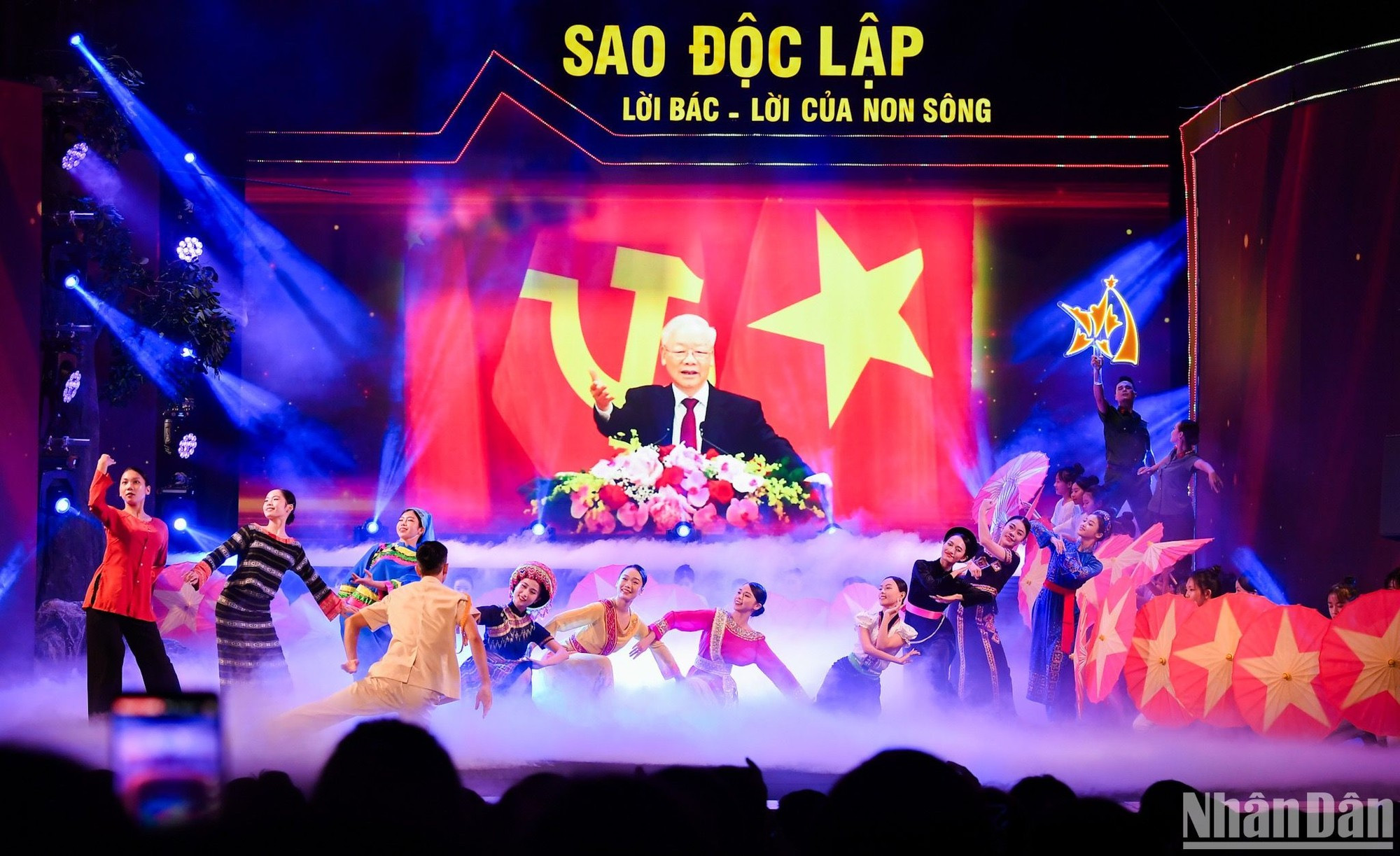 开场表演节目。