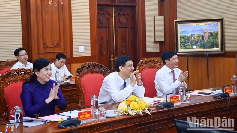 各位代表出席会议。