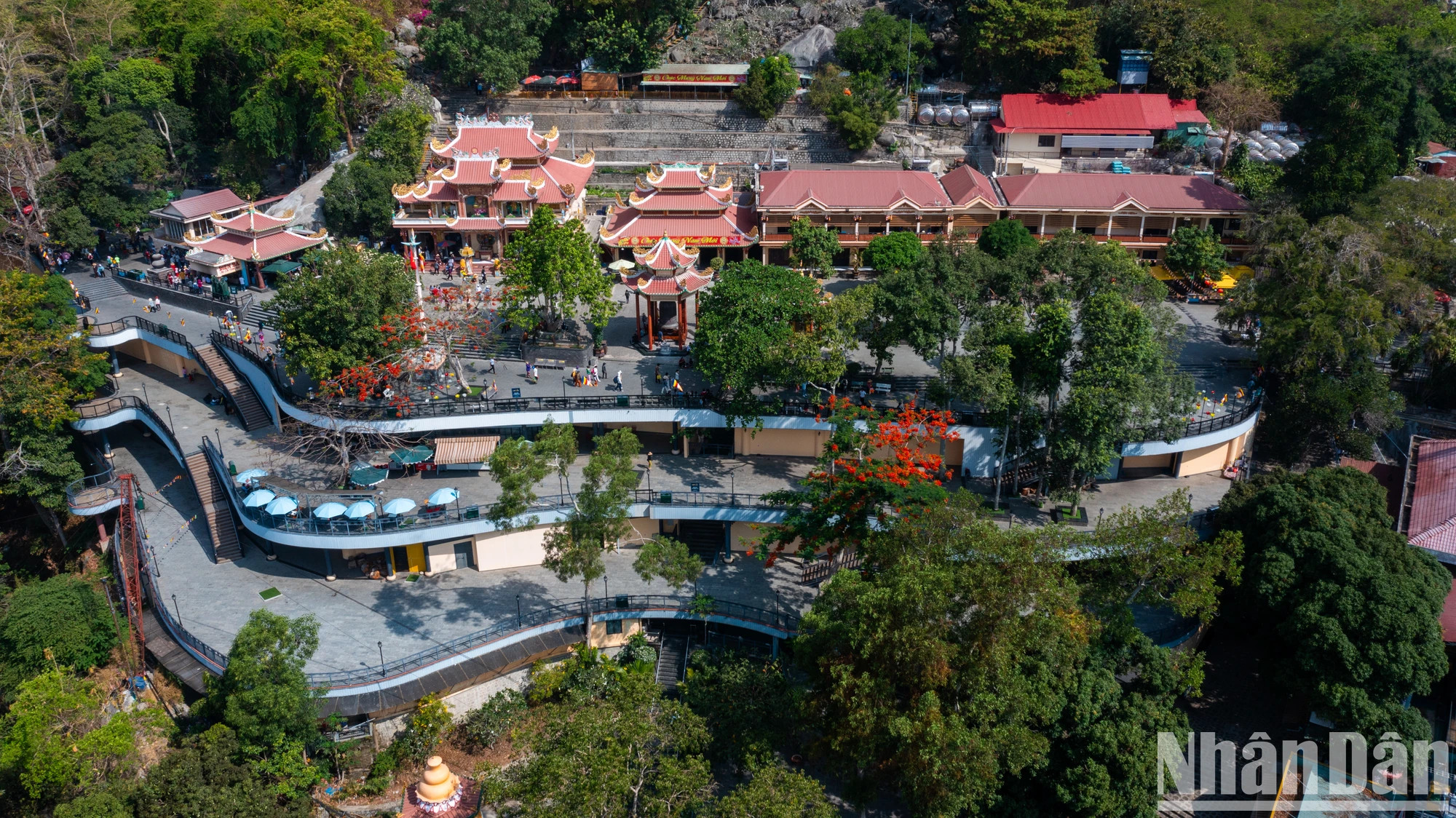 黑婆山寺庙建筑群的全景。 黑婆山寺庙建筑群的全景。