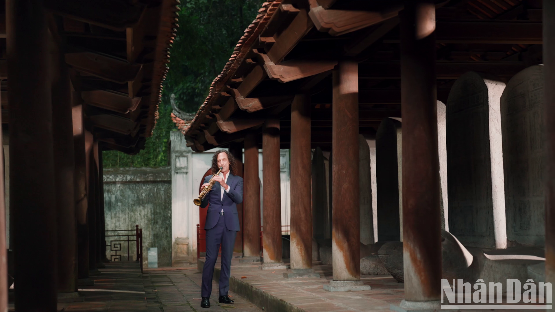 聆听在这个保留着国家学道和勤奋传统之美的地方响起的萨克斯音色。 聆听在这个保留着国家学道和勤奋传统之美的地方响起的萨克斯音色。