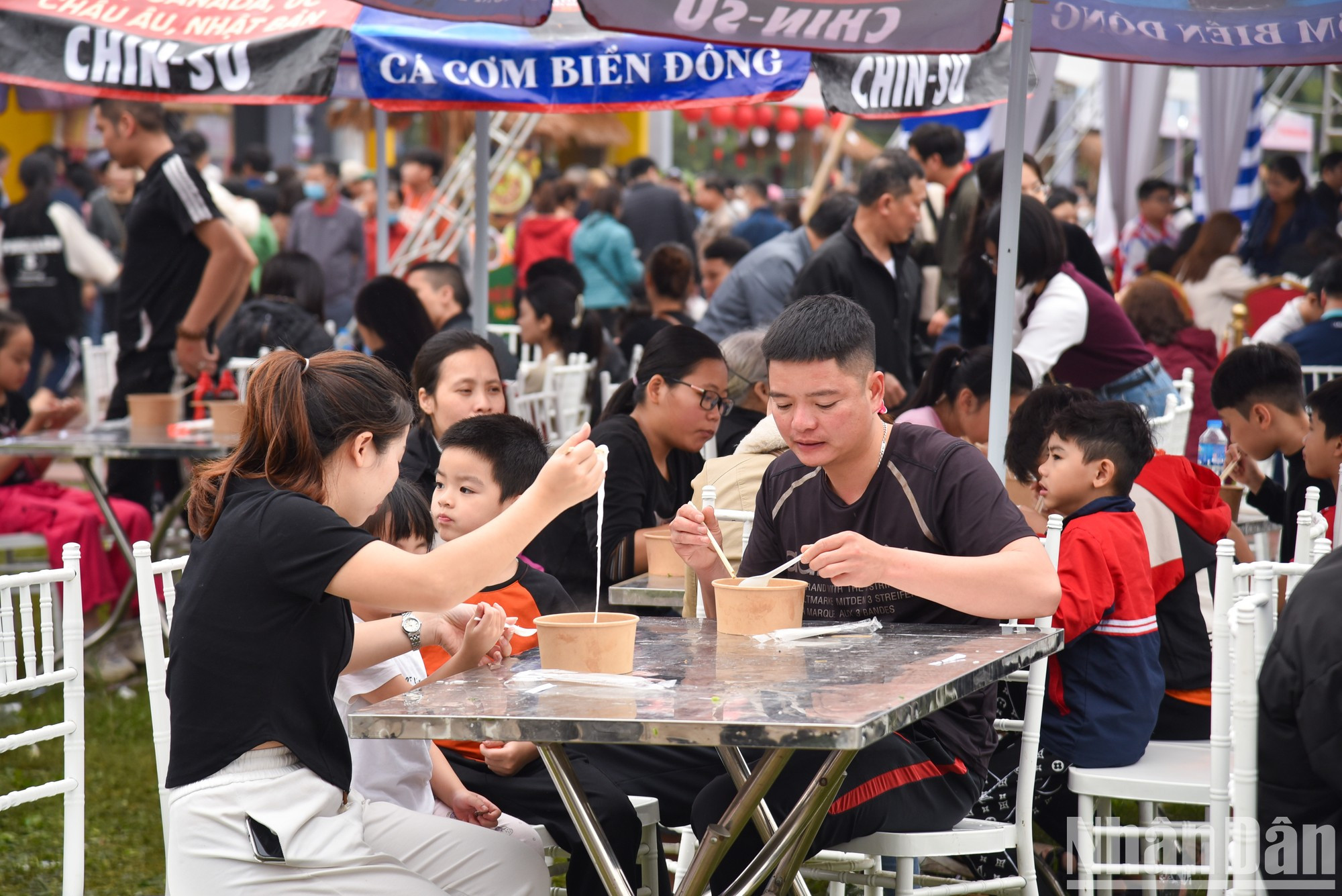 经过3天的活动,2024年的越南河粉节吸引了成千上万的游客,留下了许多美好的印象在美食爱好者心中。 经过3天的活动,2024年的越南河粉节吸引了成千上万的游客,留下了许多美好的印象在美食爱好者心中。