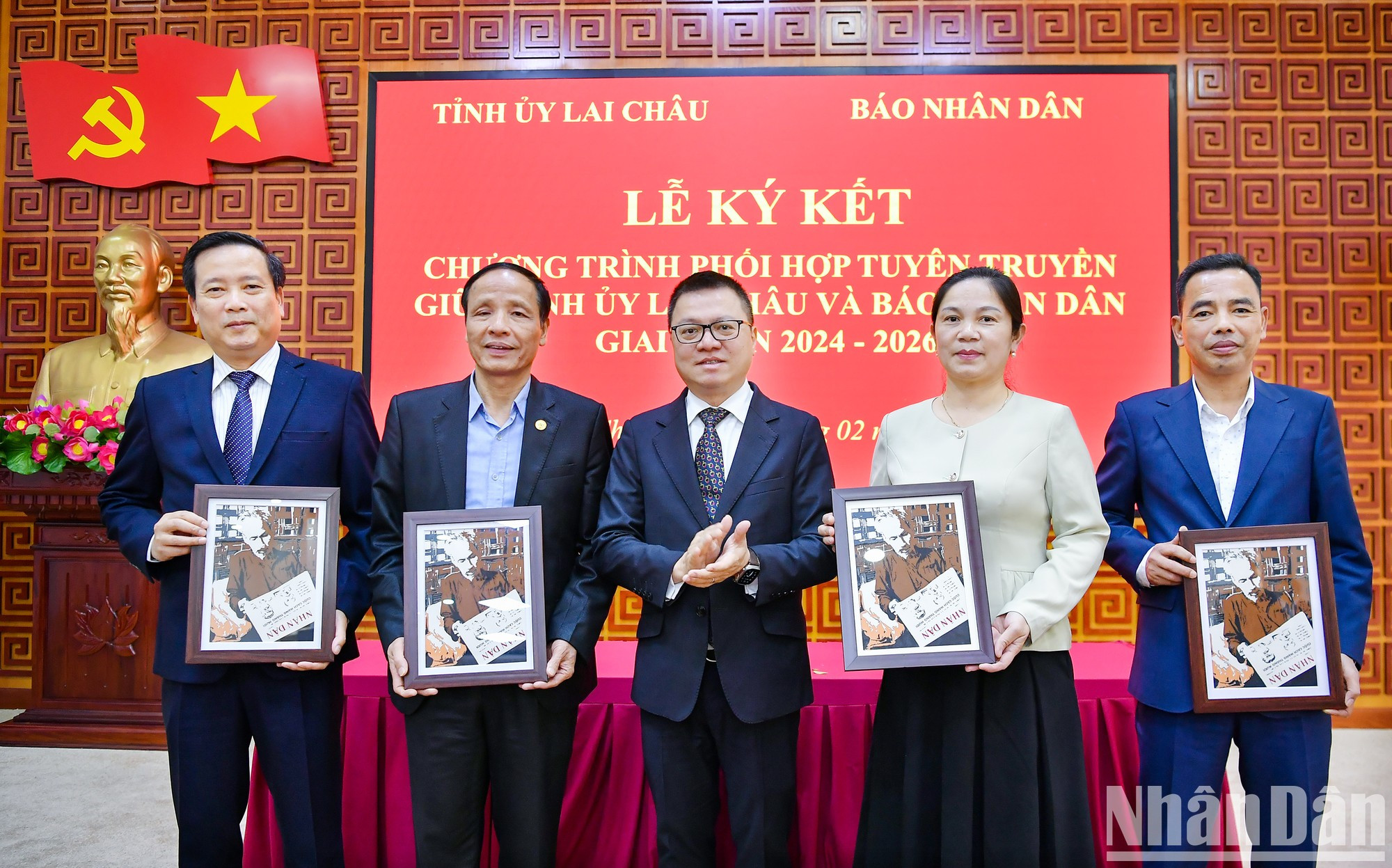 《人民报》社总编辑黎国明向莱州省新闻机构赠送纪念品。