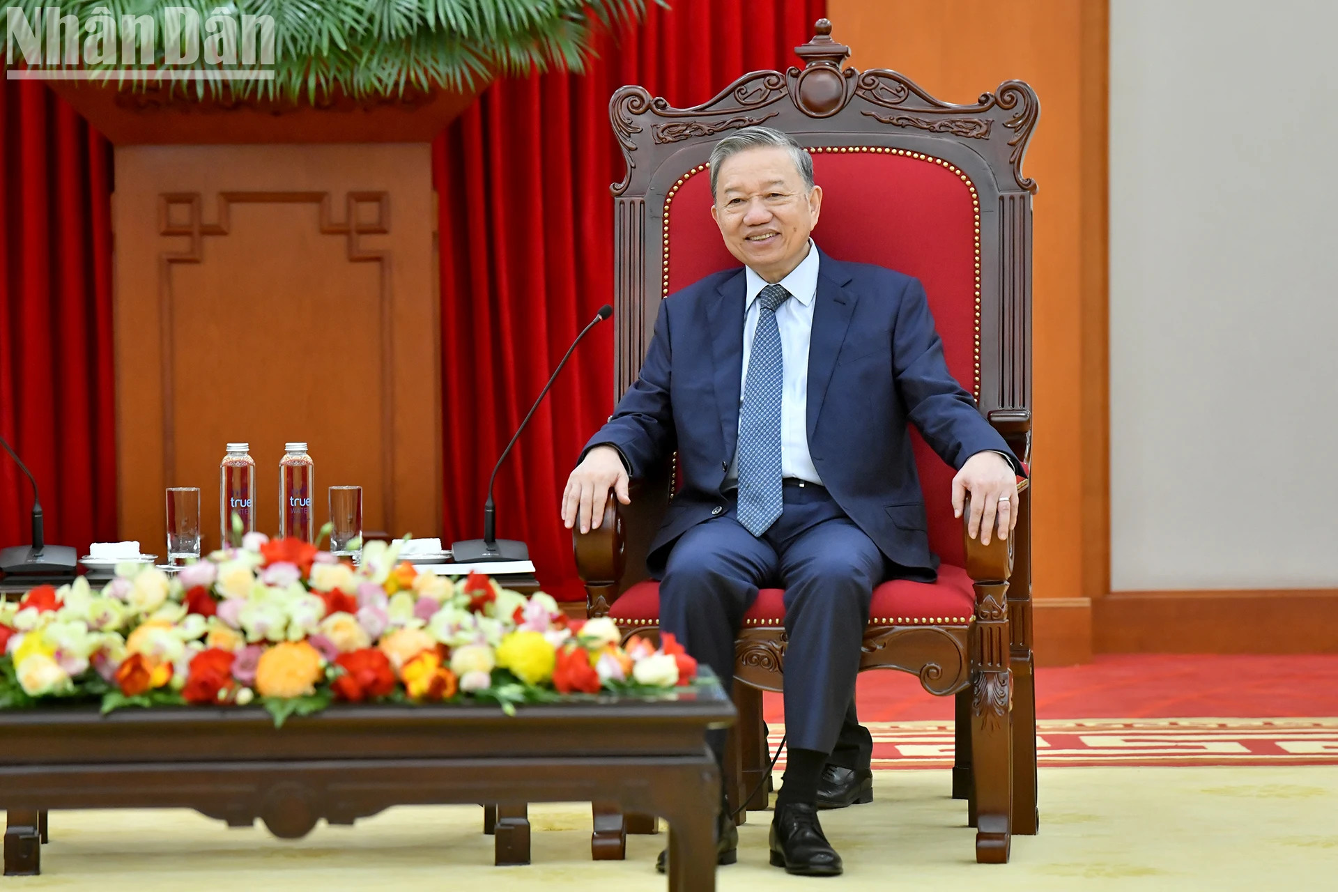 苏林总书记在会上发表讲话。