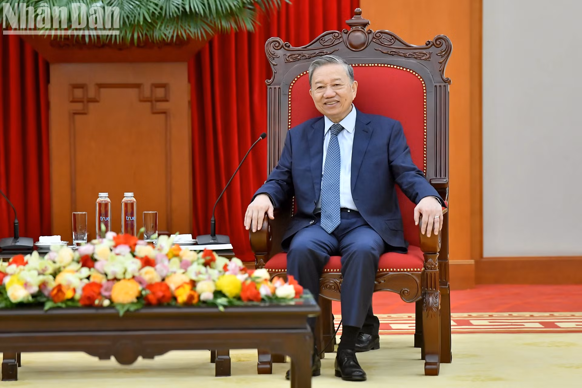 苏林总书记在会上发表讲话。