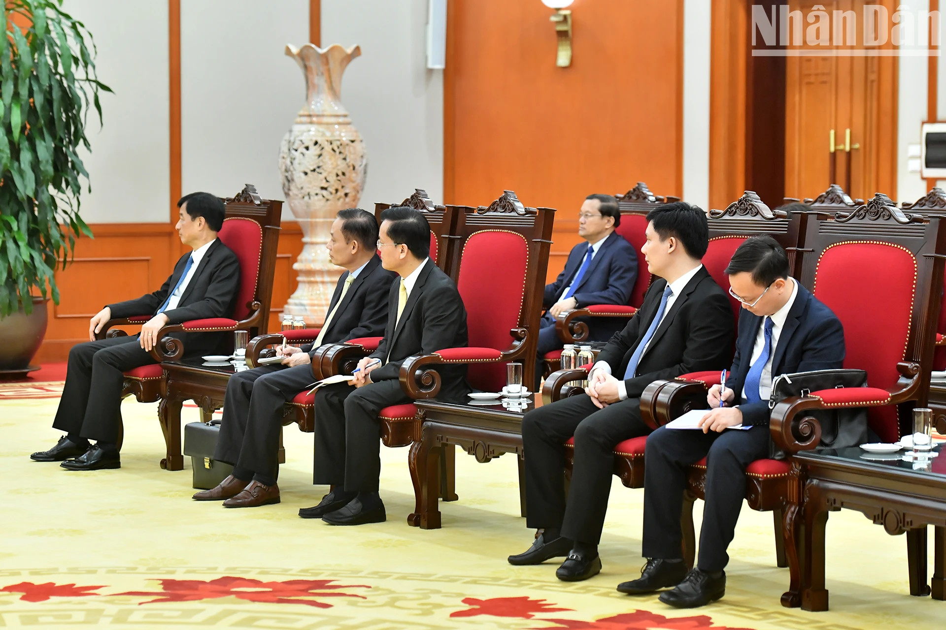 越南代表出席会见。