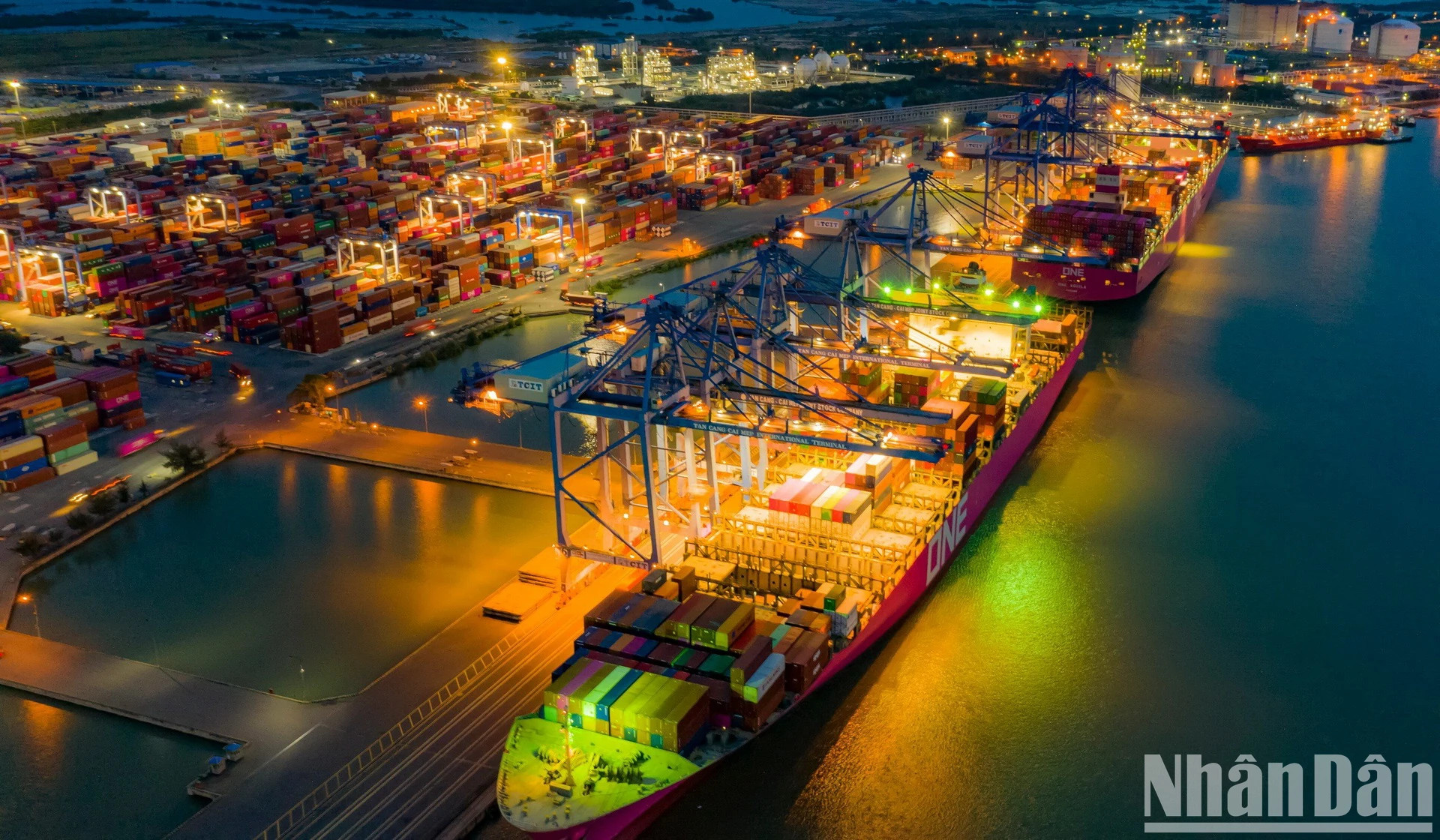 近年来,越南海洋及沿海地区平均经济规模约占全国GDP的47-48%,其中纯海洋经济GDP约占全国GDP总量的20-22% 。图片中:巴地头顿省富美港的进出口活动。 近年来,越南海洋及沿海地区平均经济规模约占全国GDP的47-48%,其中纯海洋经济GDP约占全国GDP总量的20-22% 。图片中:巴地头顿省富美港的进出口活动。