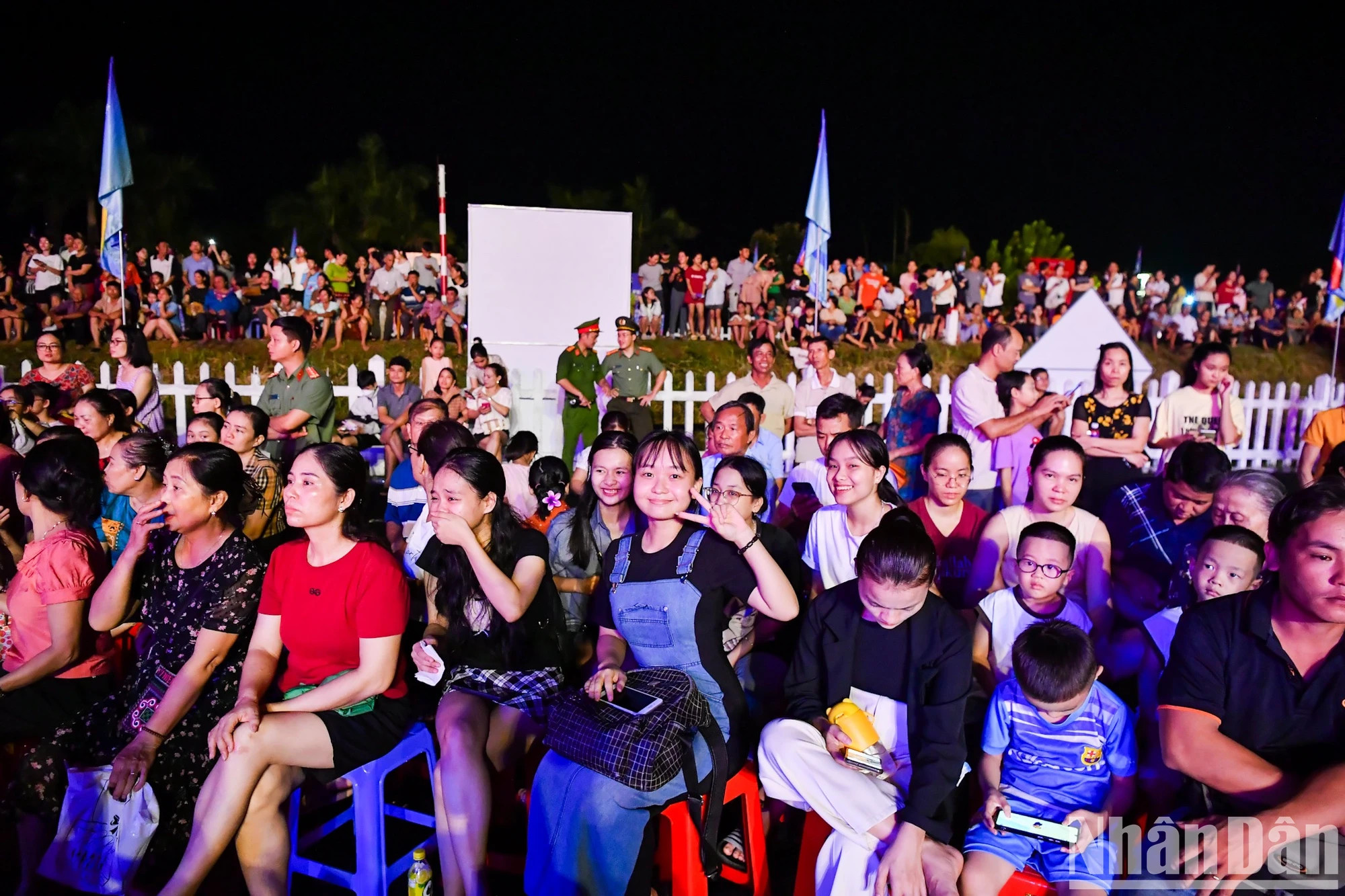 数百名观众到场观看总彩排节目。 数百名观众到场观看总彩排节目。