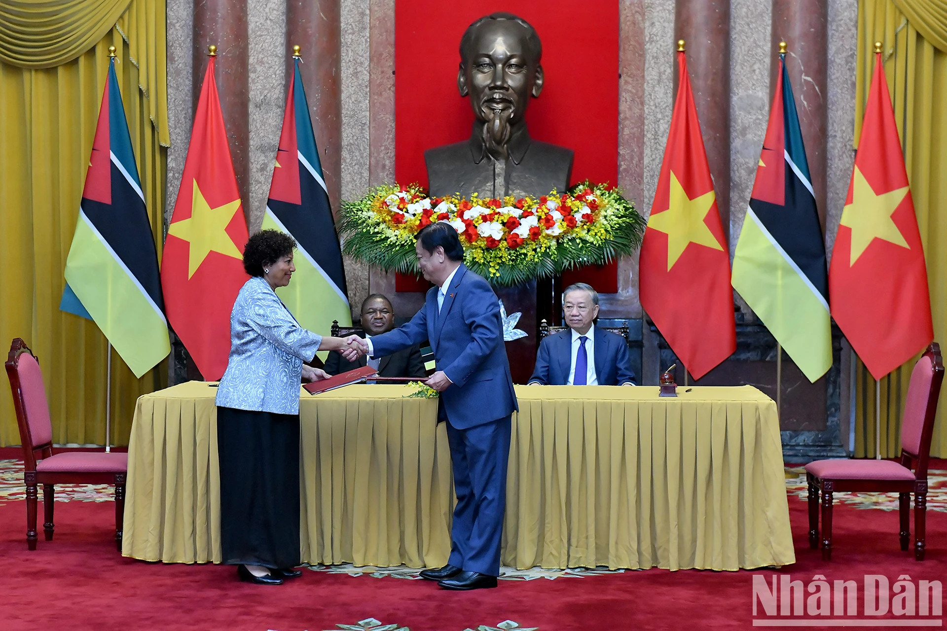 苏林总书记、国家主席与莫桑比克总统出席越南农业与农村发展部与莫桑比克海洋、内水和渔业部关于农业合作的谅解备忘录签字仪式。 苏林总书记、国家主席与莫桑比克总统出席越南农业与农村发展部与莫桑比克海洋、内水和渔业部关于农业合作的谅解备忘录签字仪式。