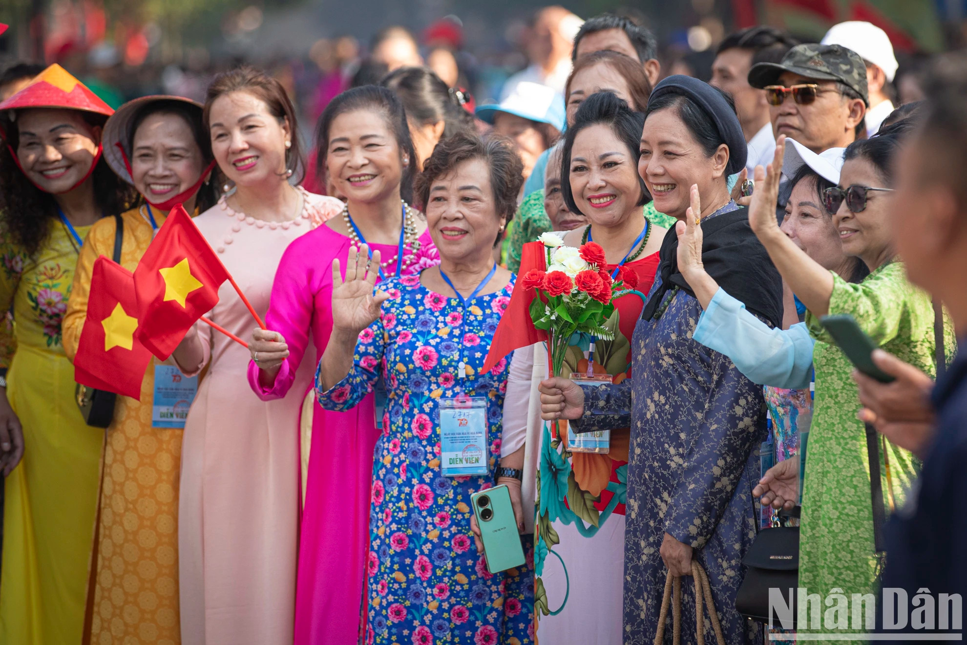 “和平文化节”是河内市的一项重大文化活动,旨在创造特殊的媒体效应,向全国人民和国际友人传播首都的历史文化价值。 “和平文化节”是河内市的一项重大文化活动,旨在创造特殊的媒体效应,向全国人民和国际友人传播首都的历史文化价值。