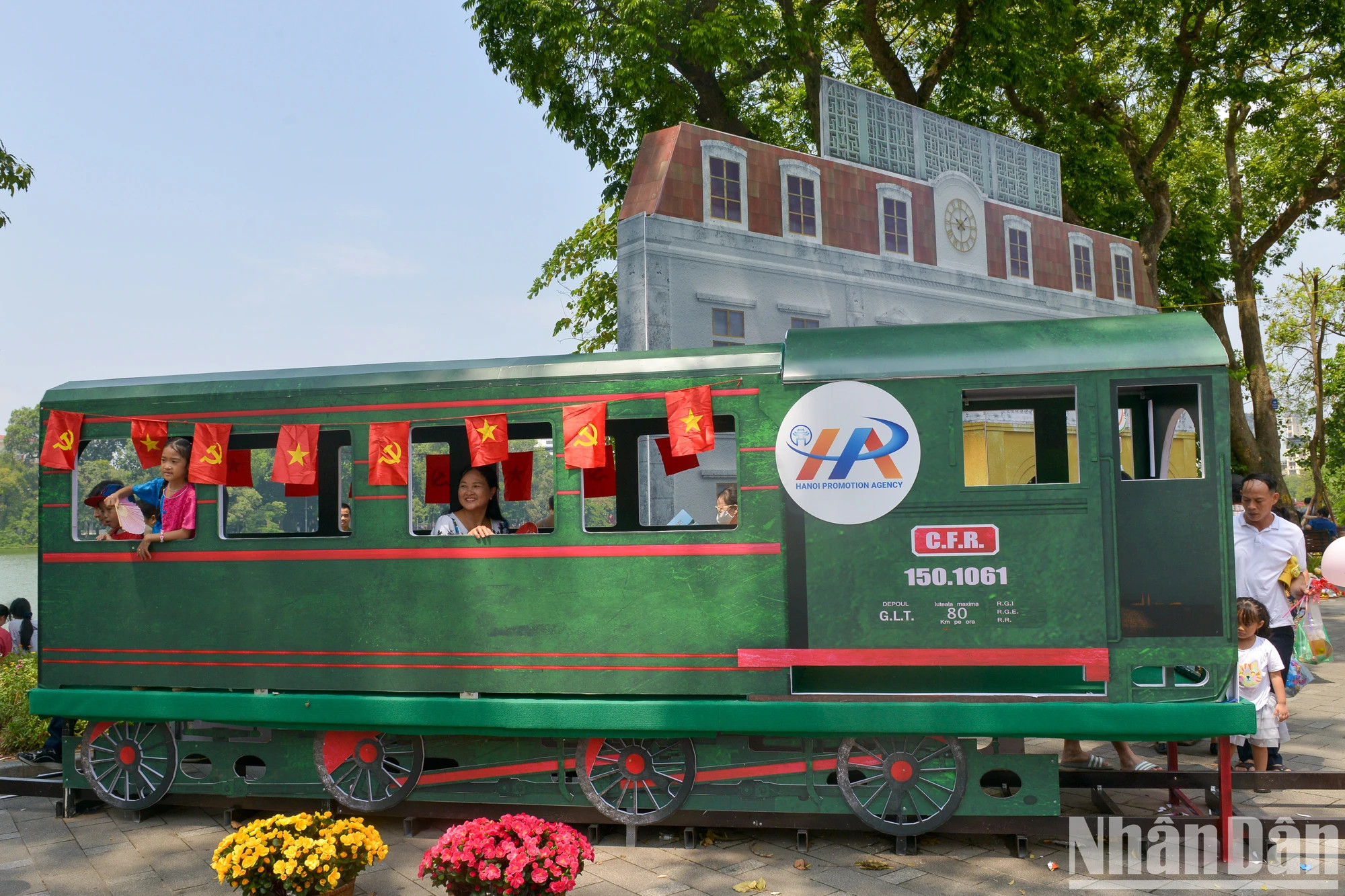 2024年河内秋季节中的“草行车站-历史列车”模型。 2024年河内秋季节中的“草行车站-历史列车”模型。