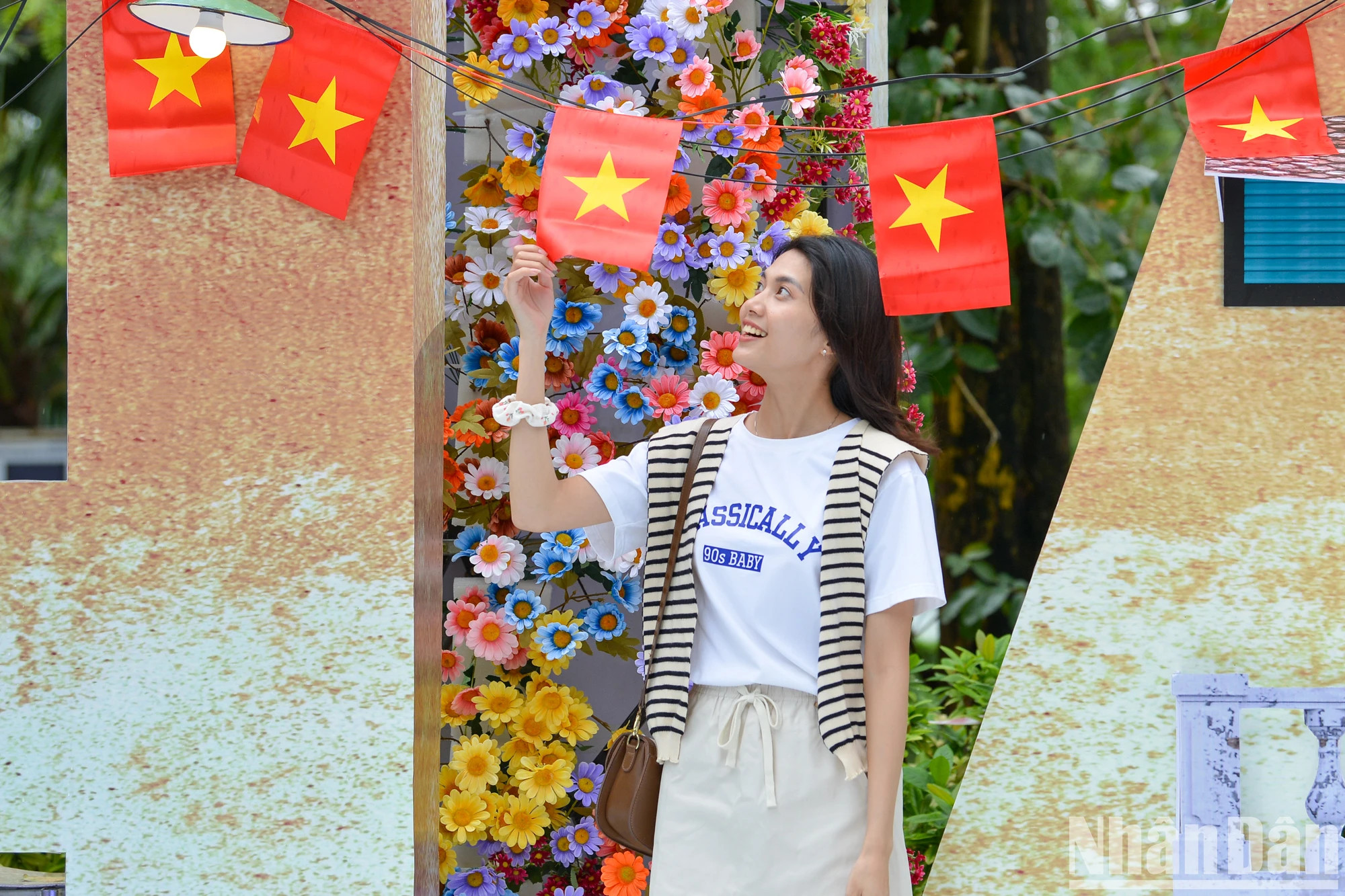 年轻游客留下美好瞬间。 年轻游客留下美好瞬间。