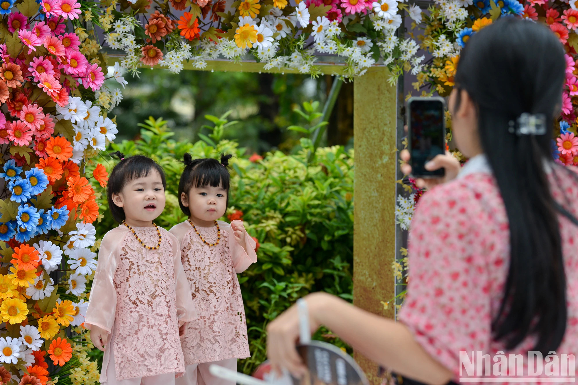 许多家长带着孩子前来参观拍照。 许多家长带着孩子前来参观拍照。