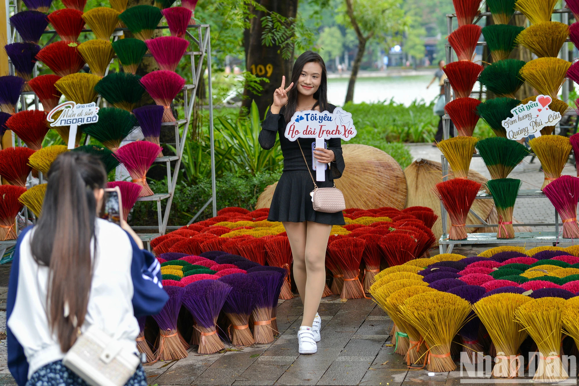 应和县广富求香村的展区在河内秋季节中成为年轻人打卡的热门之地。 应和县广富求香村的展区在河内秋季节中成为年轻人打卡的热门之地。