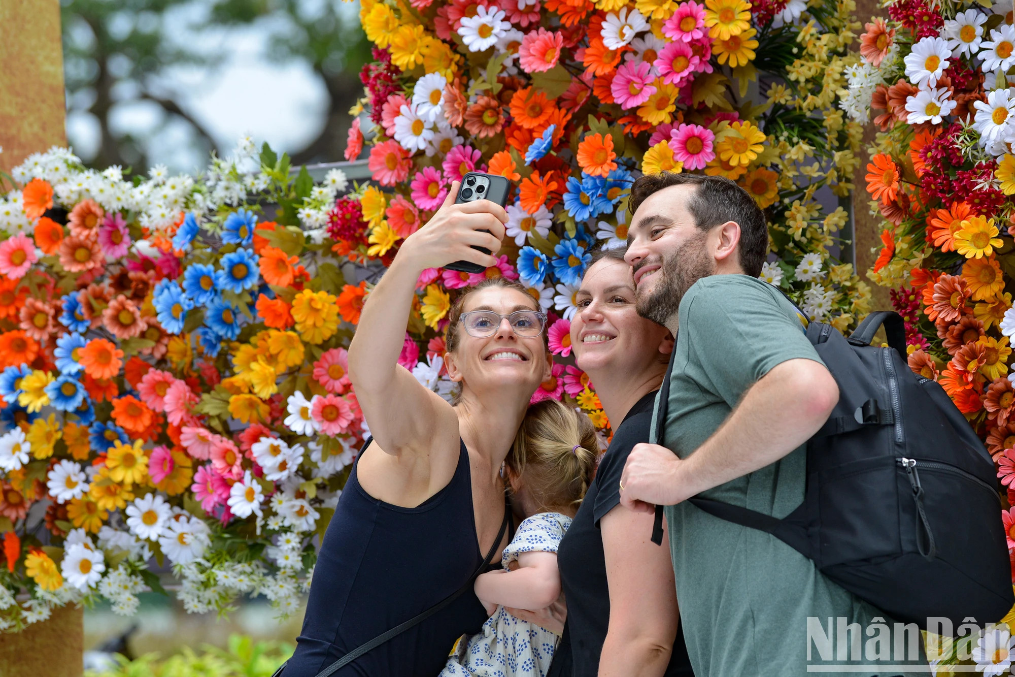 不仅是首都的市民,许多外国朋友也对河内秋季节空间的缤纷色彩充满了兴趣。 不仅是首都的市民,许多外国朋友也对河内秋季节空间的缤纷色彩充满了兴趣。