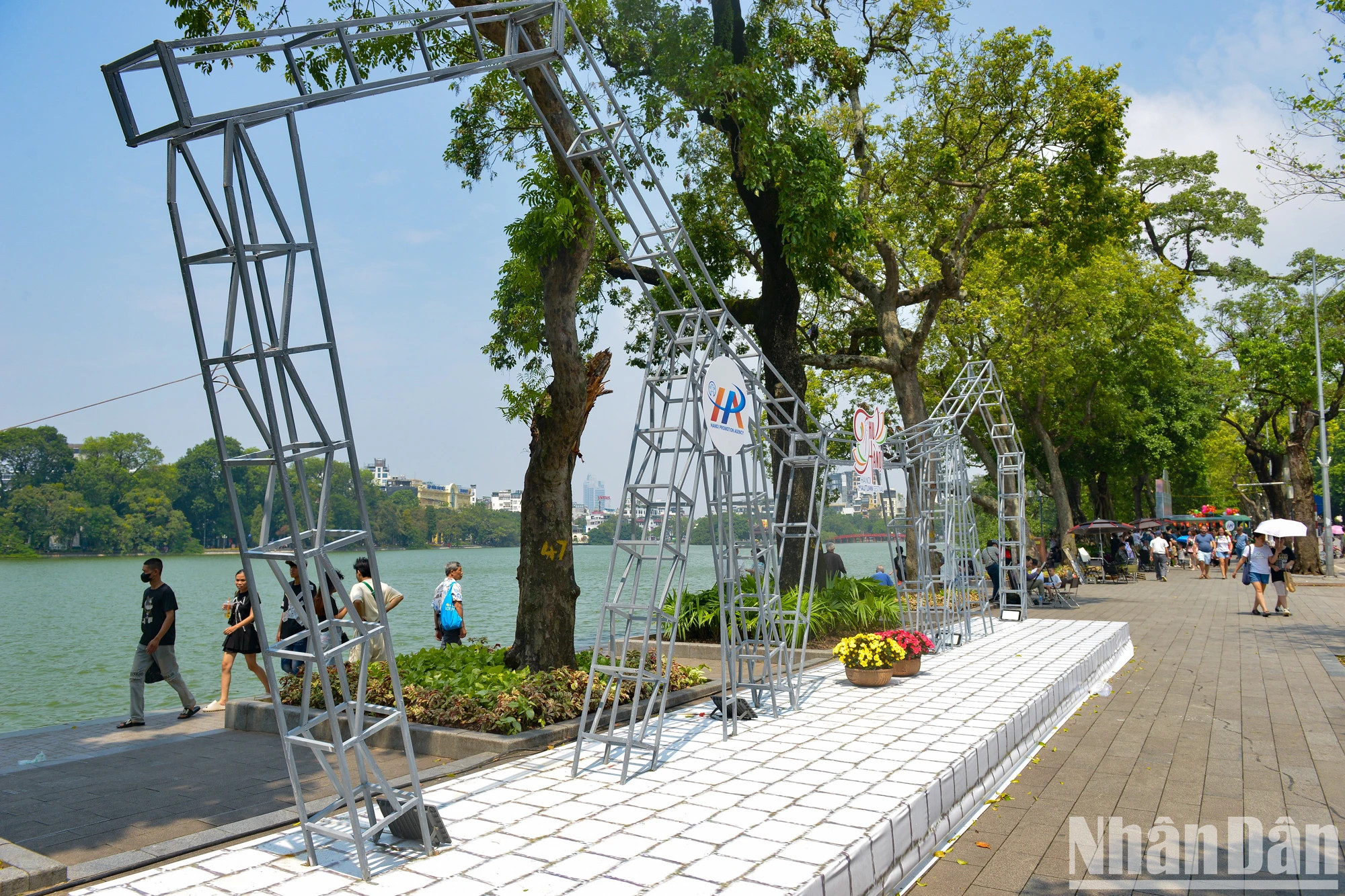 介绍河内城市象征——龙边桥旅游景点的微缩景观。 介绍河内城市象征——龙边桥旅游景点的微缩景观。