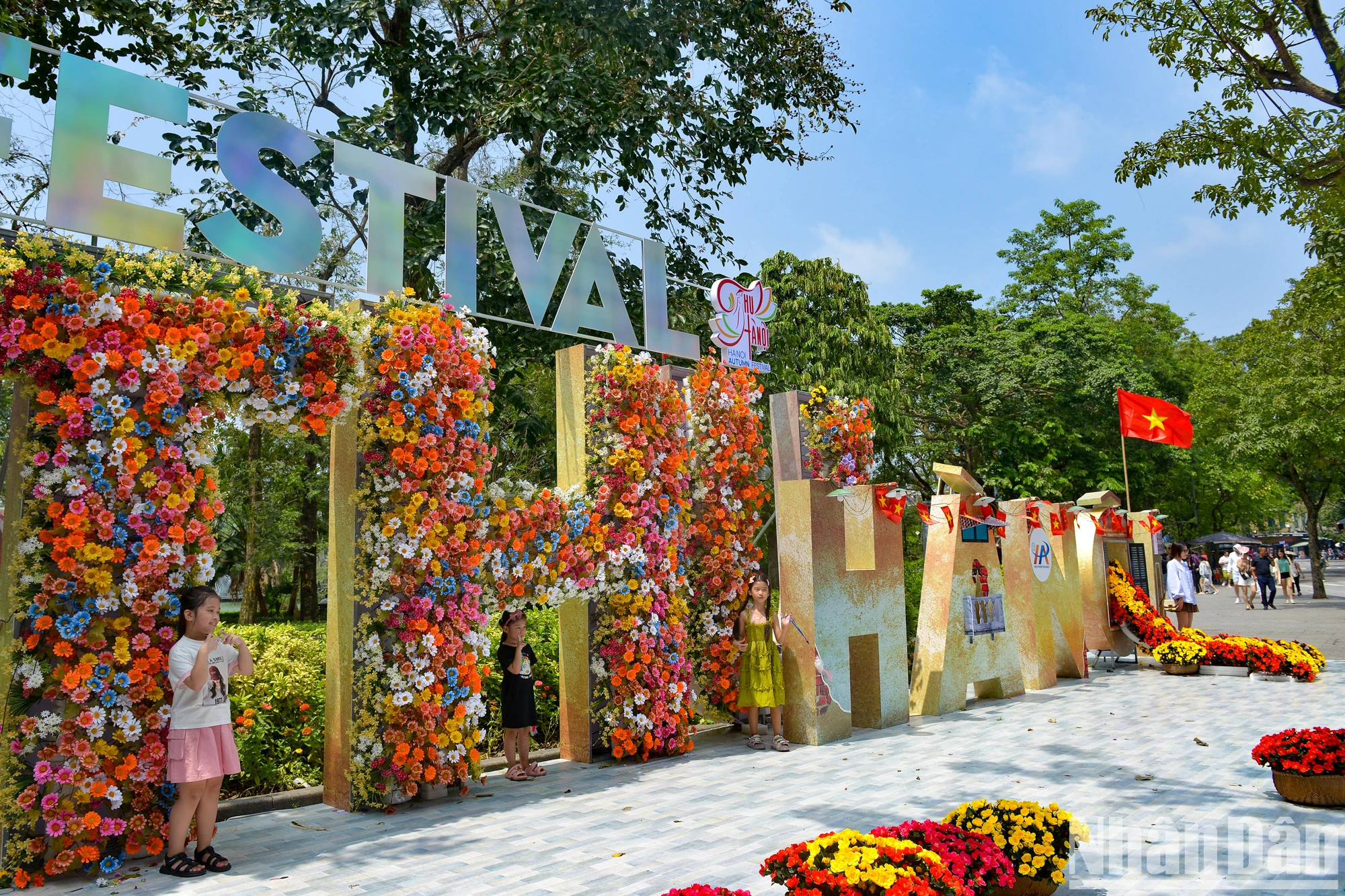 空间充满秋色。 空间充满秋色。