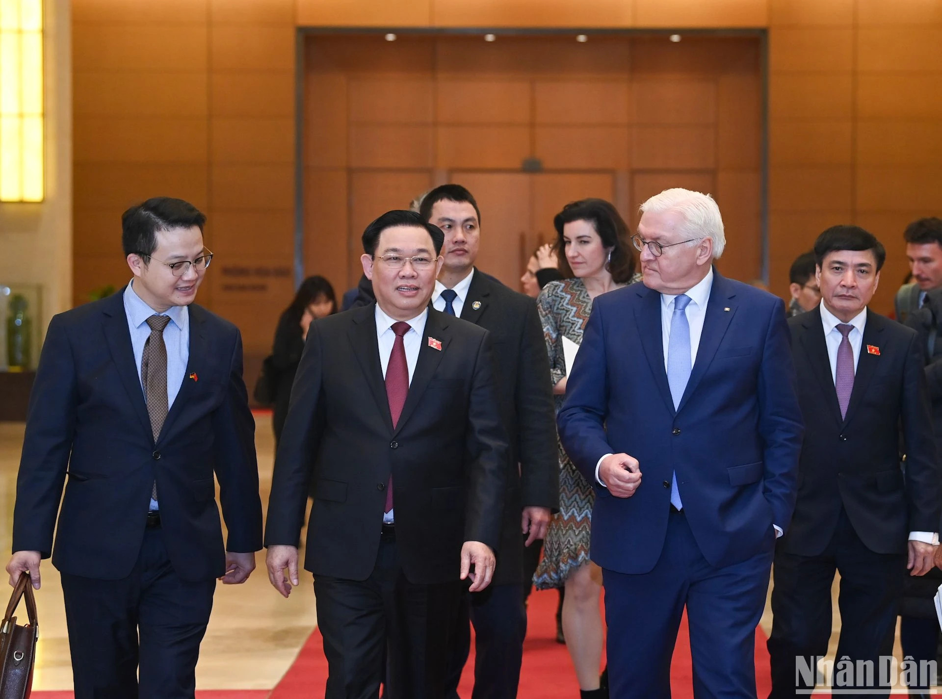 越南国会主席王廷惠与德国总统施泰因迈尔交谈。