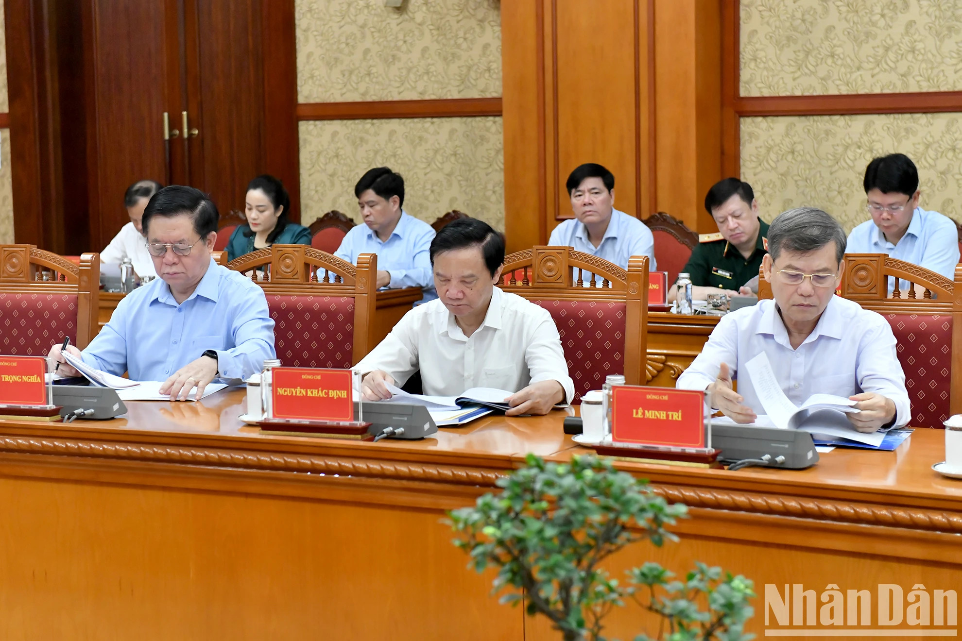 各位领导代表出席会议。 各位领导代表出席会议。