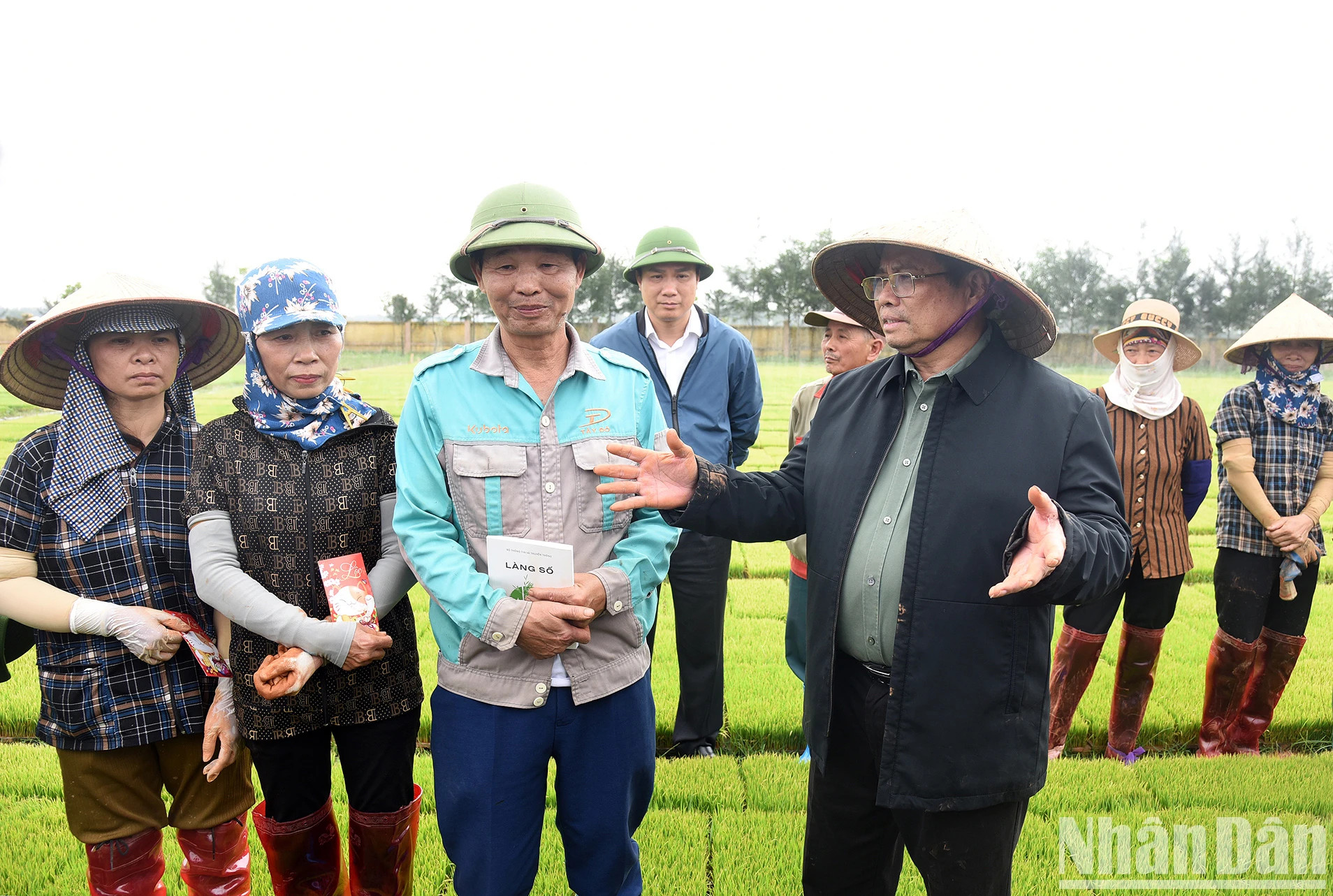 范明正总理同宁江县农民交谈。 范明正总理同宁江县农民交谈。