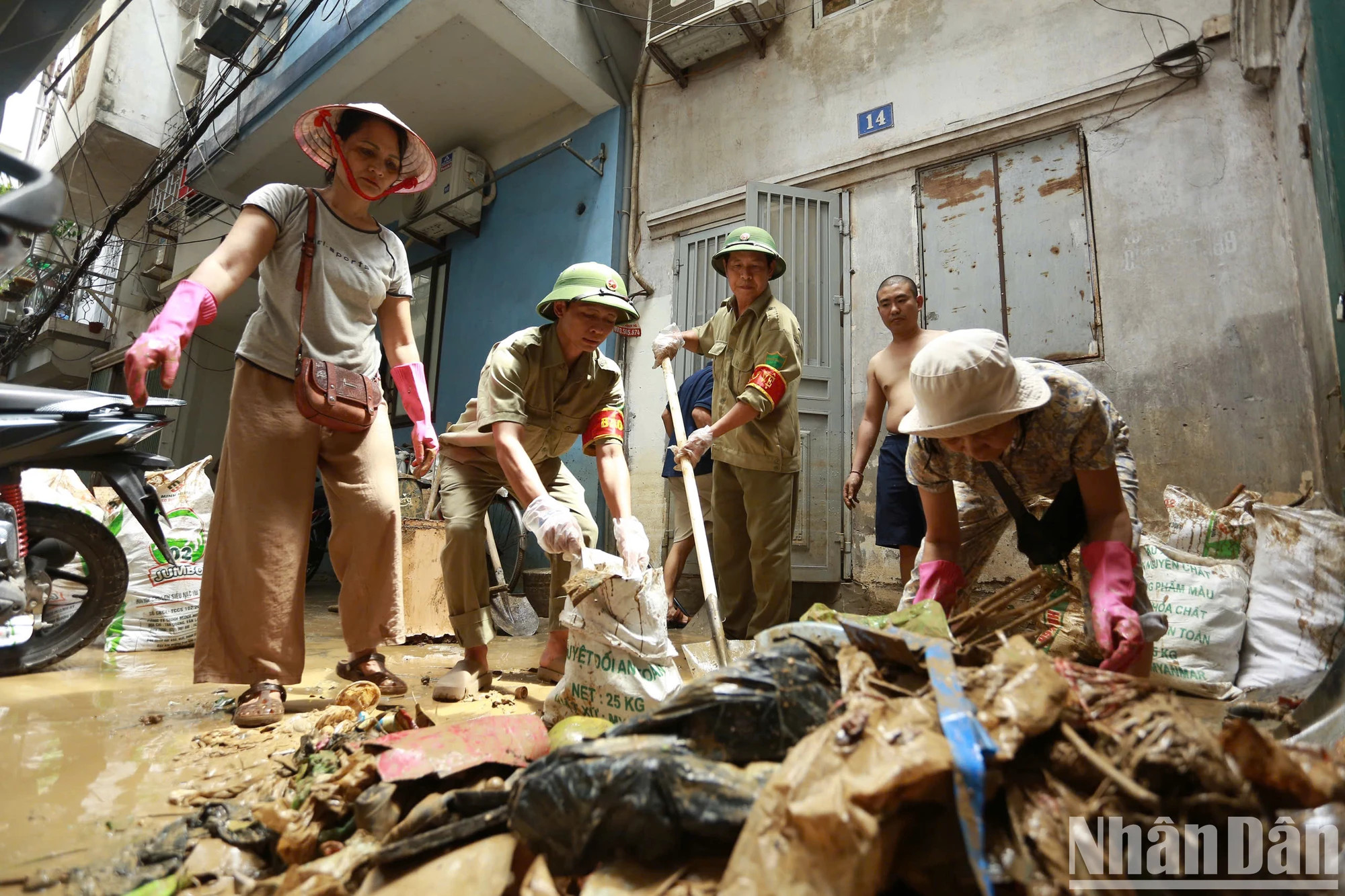 9月13日上午,红河洪水退去,街道和民家满是泥土和垃圾。还剑县福新坊的居民开始回家清理。 9月13日上午,红河洪水退去,街道和民家满是泥土和垃圾。还剑县福新坊的居民开始回家清理。
