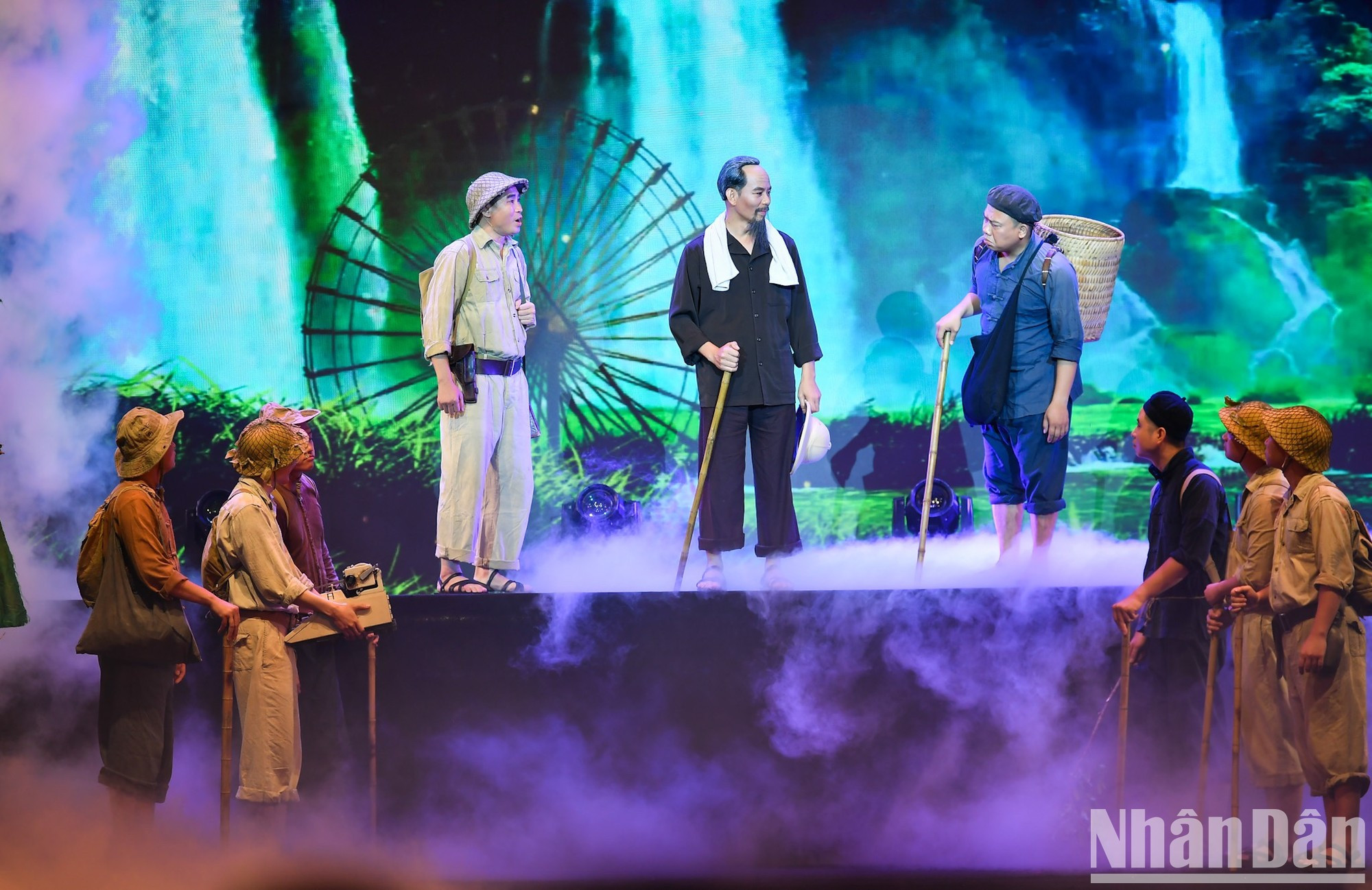 特别是，本次艺术晚会使用独特的艺术材料再现了党和国家伟大领袖胡志明主席的形象。