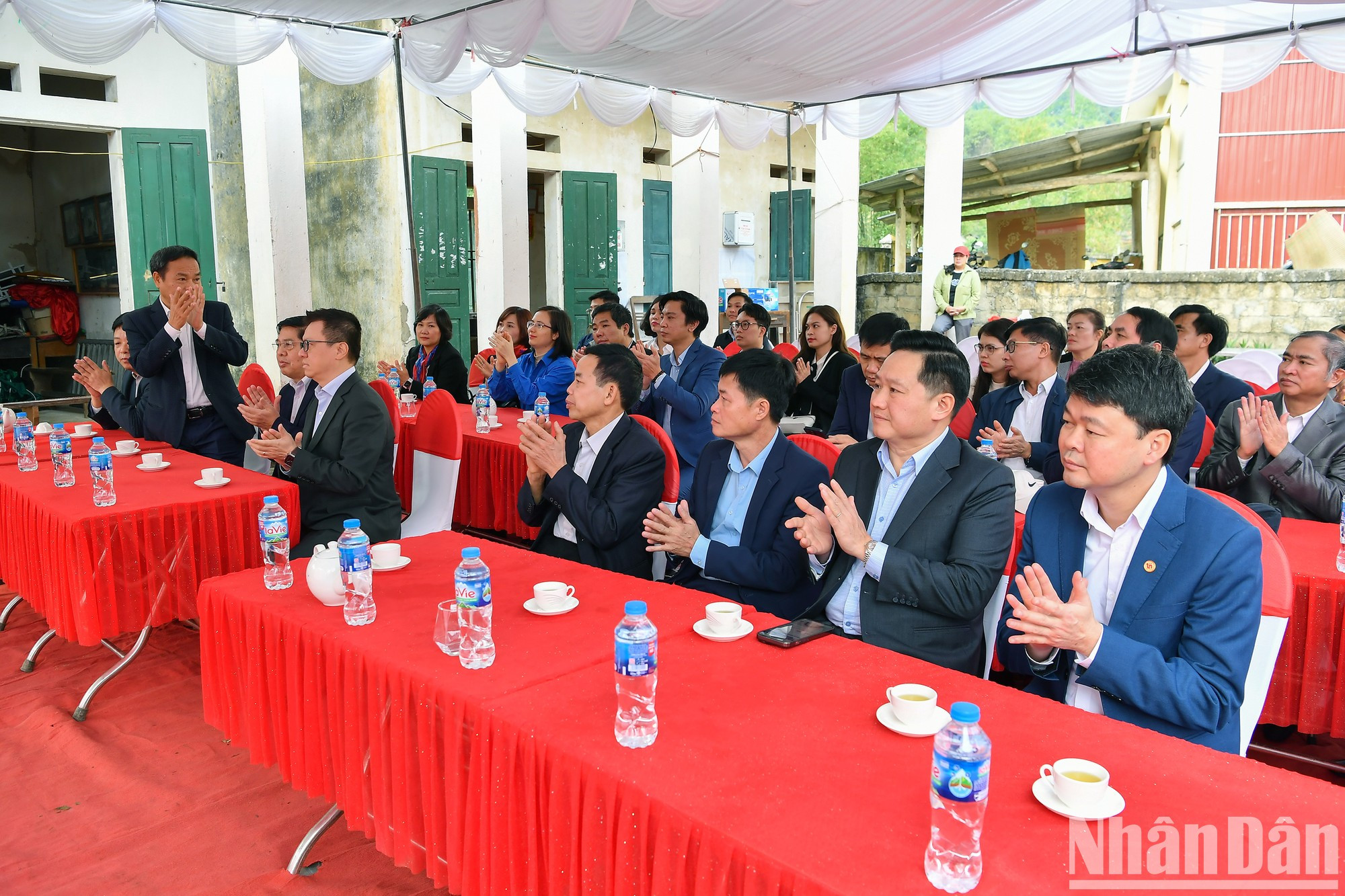 出席仪式的各位代表。 出席仪式的各位代表。