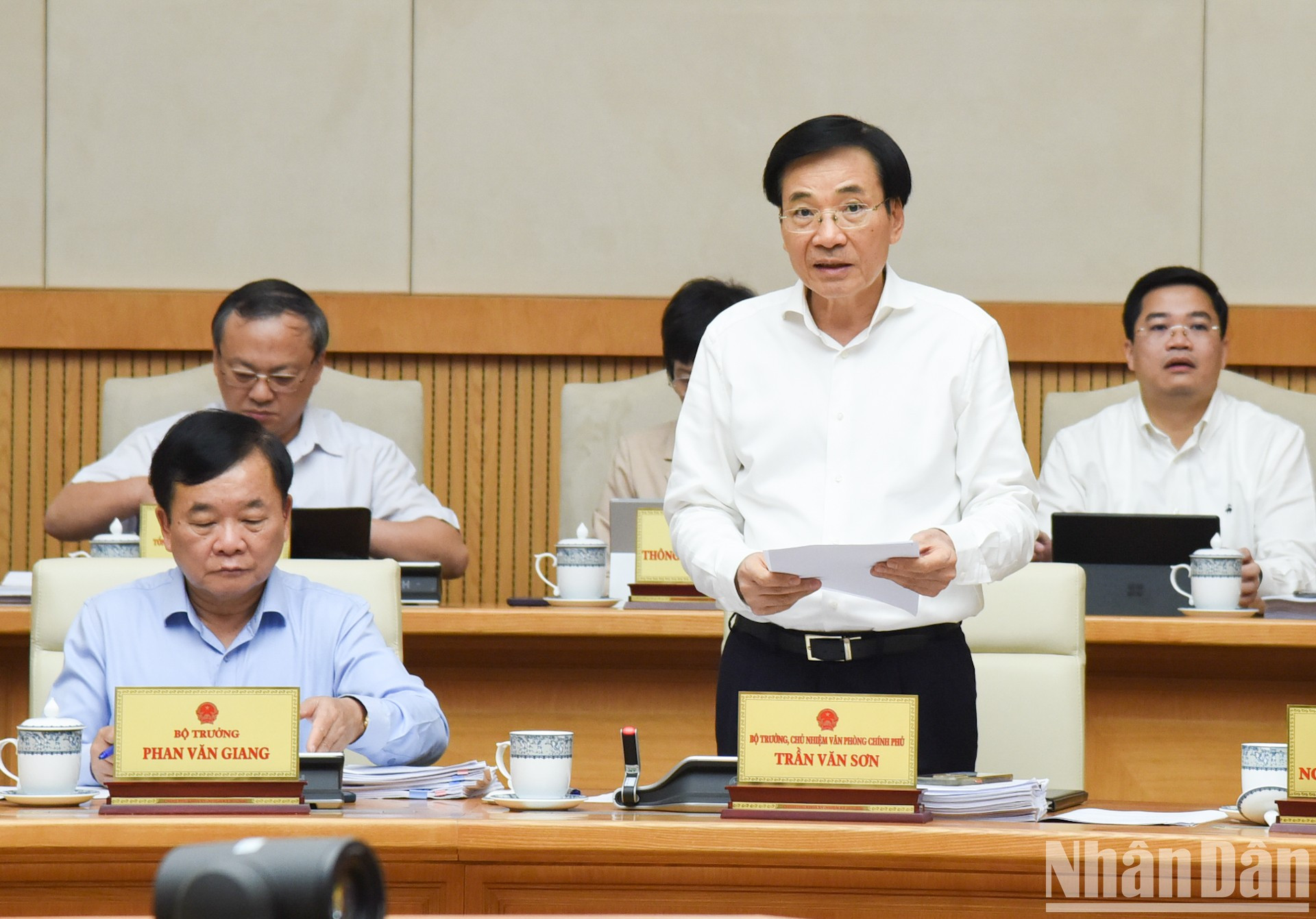 政府办公厅主任阮文山部长在会上发表讲话。 政府办公厅主任阮文山部长在会上发表讲话。